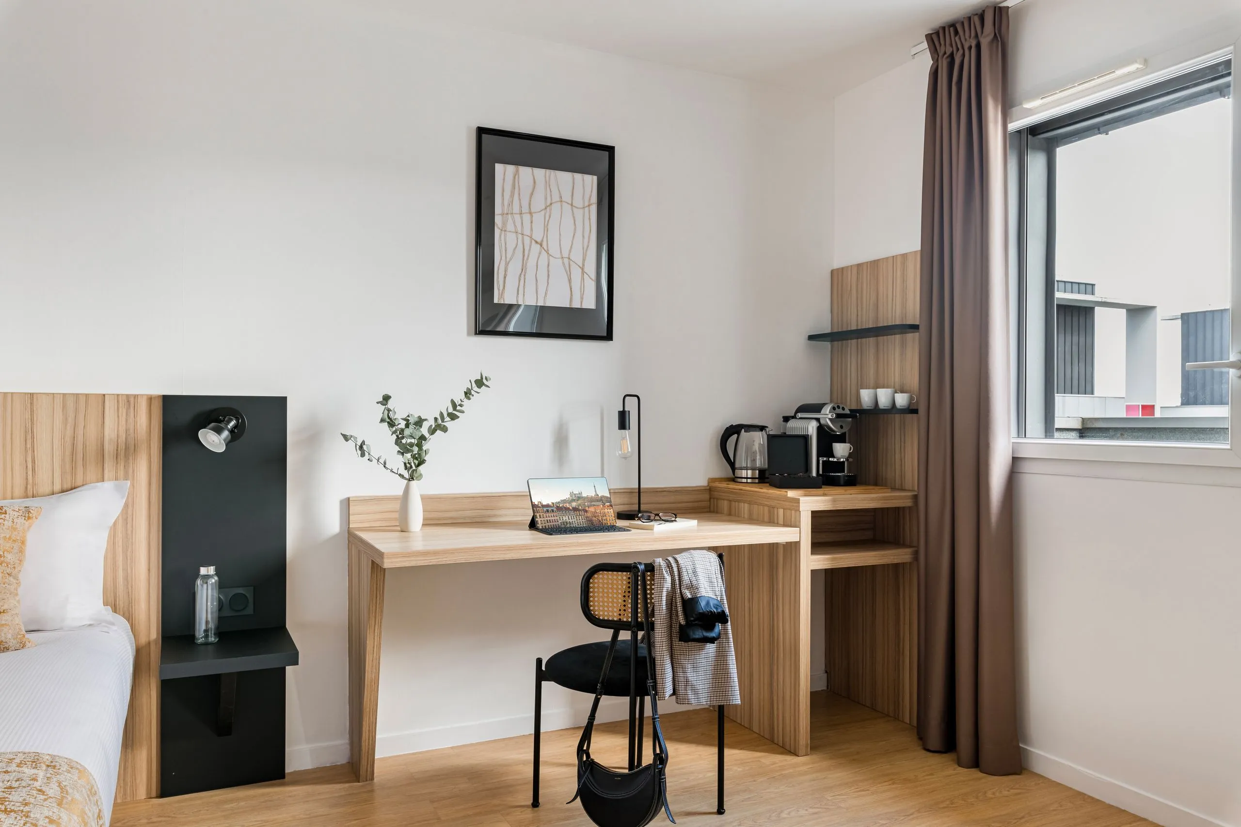 Chambre d'hôtel moderne avec bureau et machine à café 