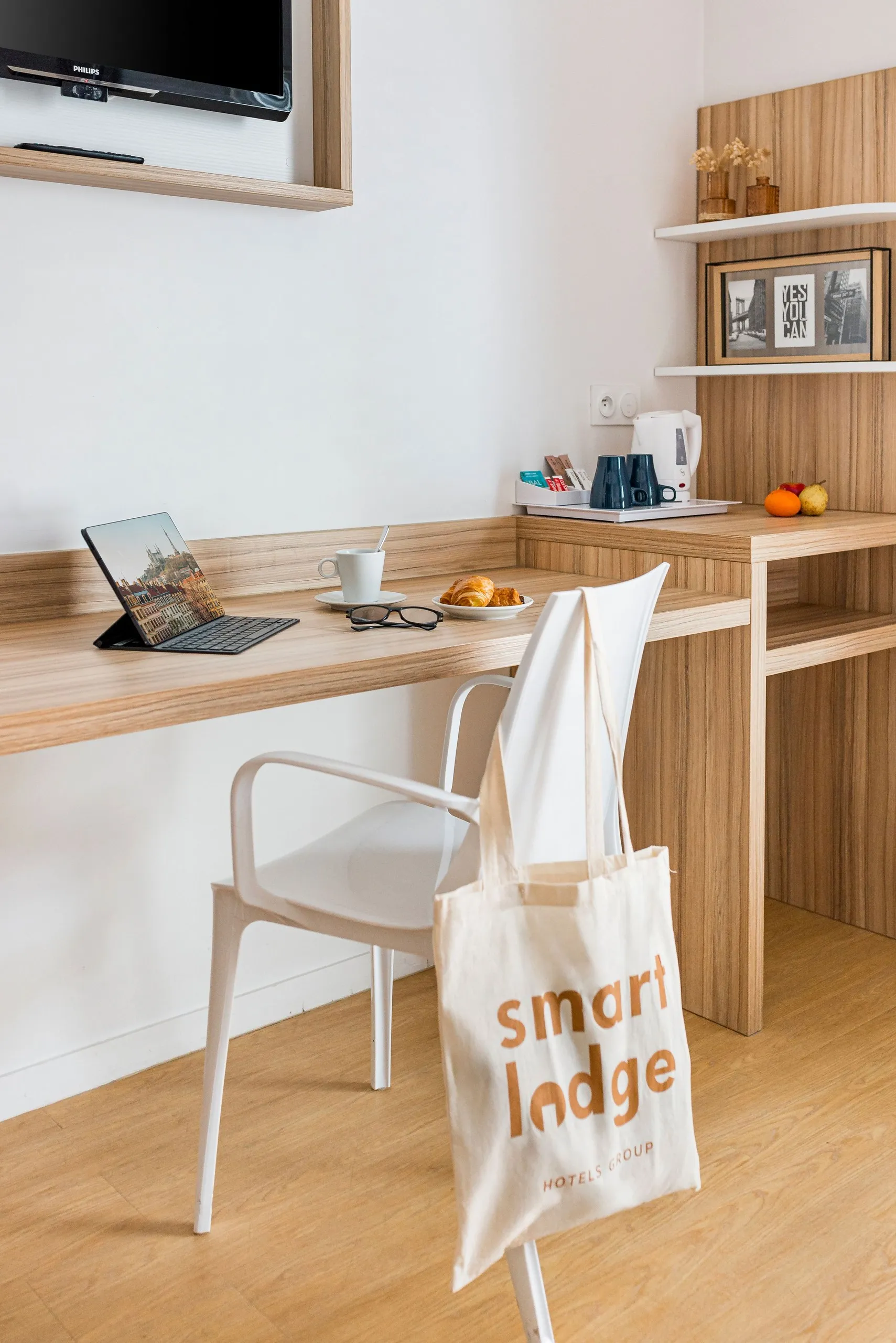 Bureau moderne avec plateau repas et ordinateur portable 
