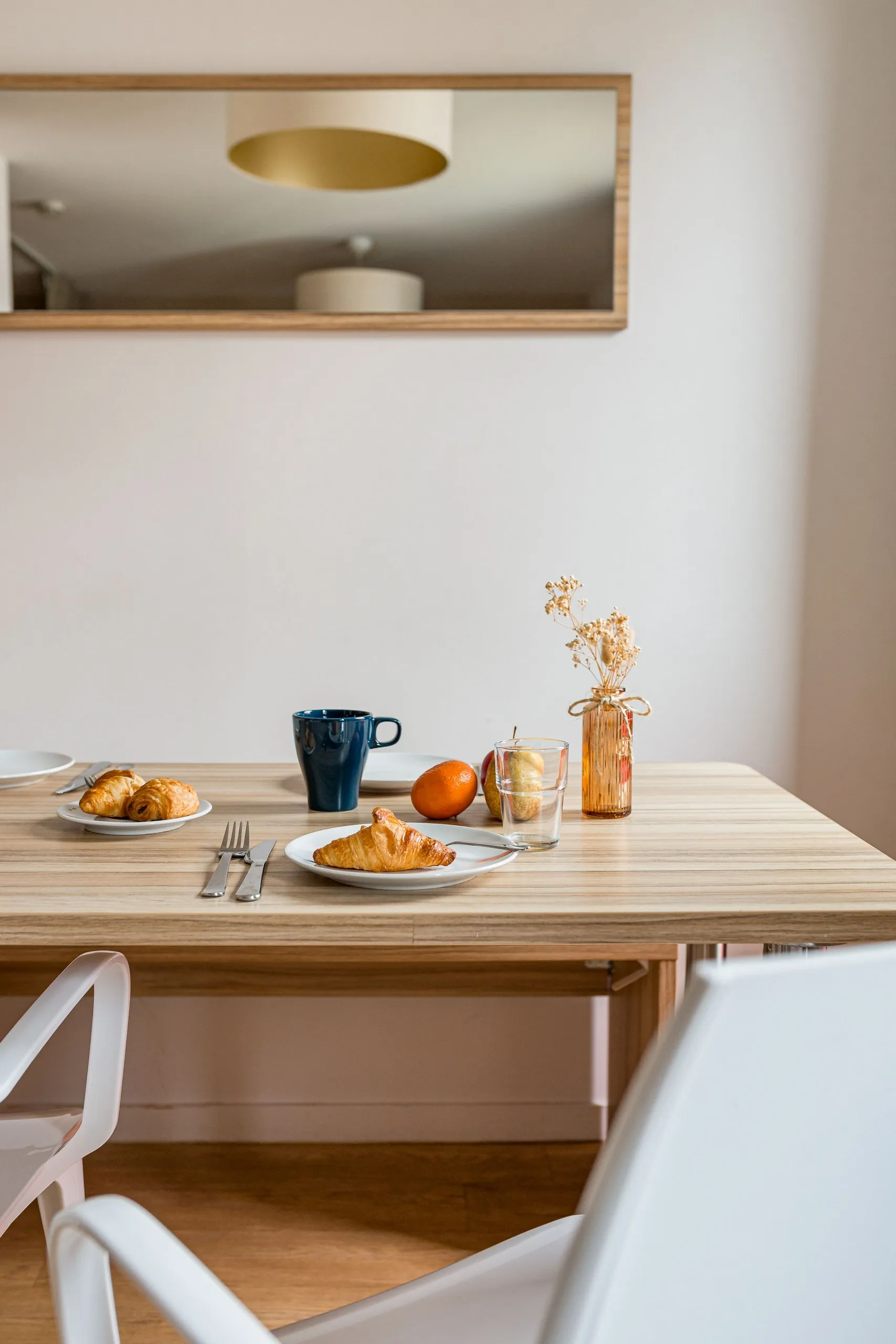 Petit déjeuner avec croissants et café sur table 