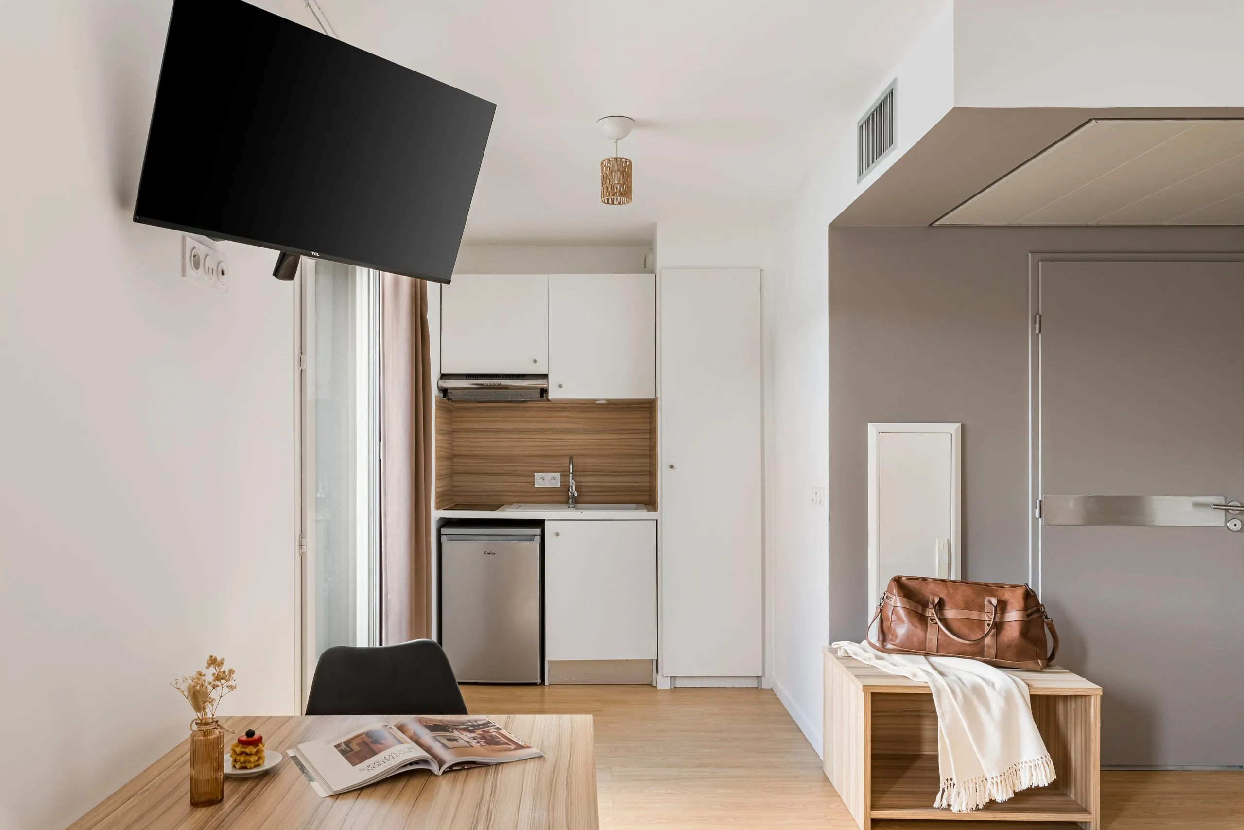 Appartement minimaliste avec cuisine compacte et TV 