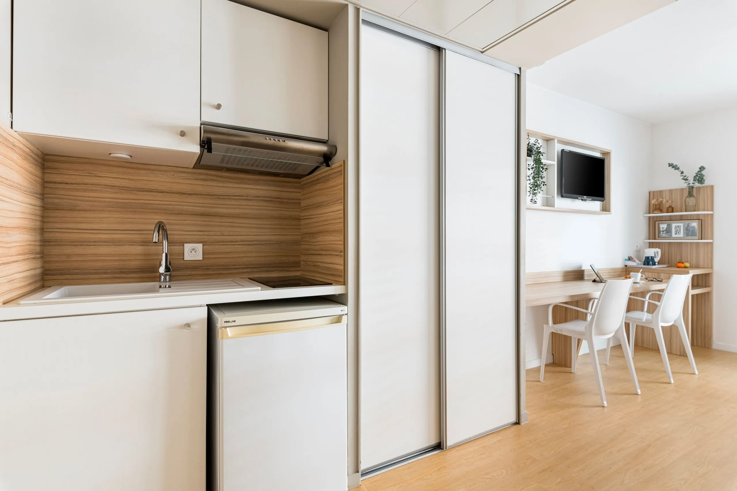Cuisine moderne avec espace de travail lumineux 