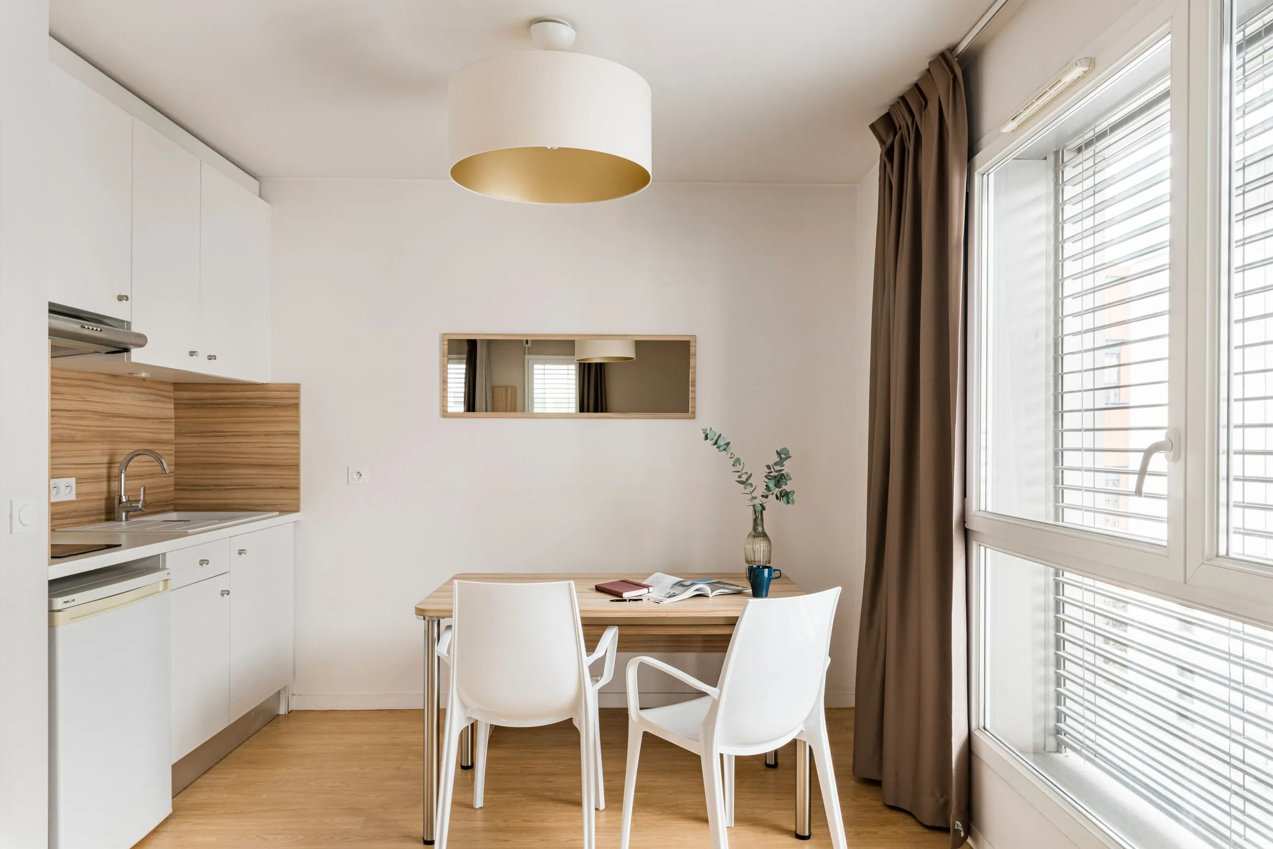 Cuisine moderne avec table et chaises blanches 