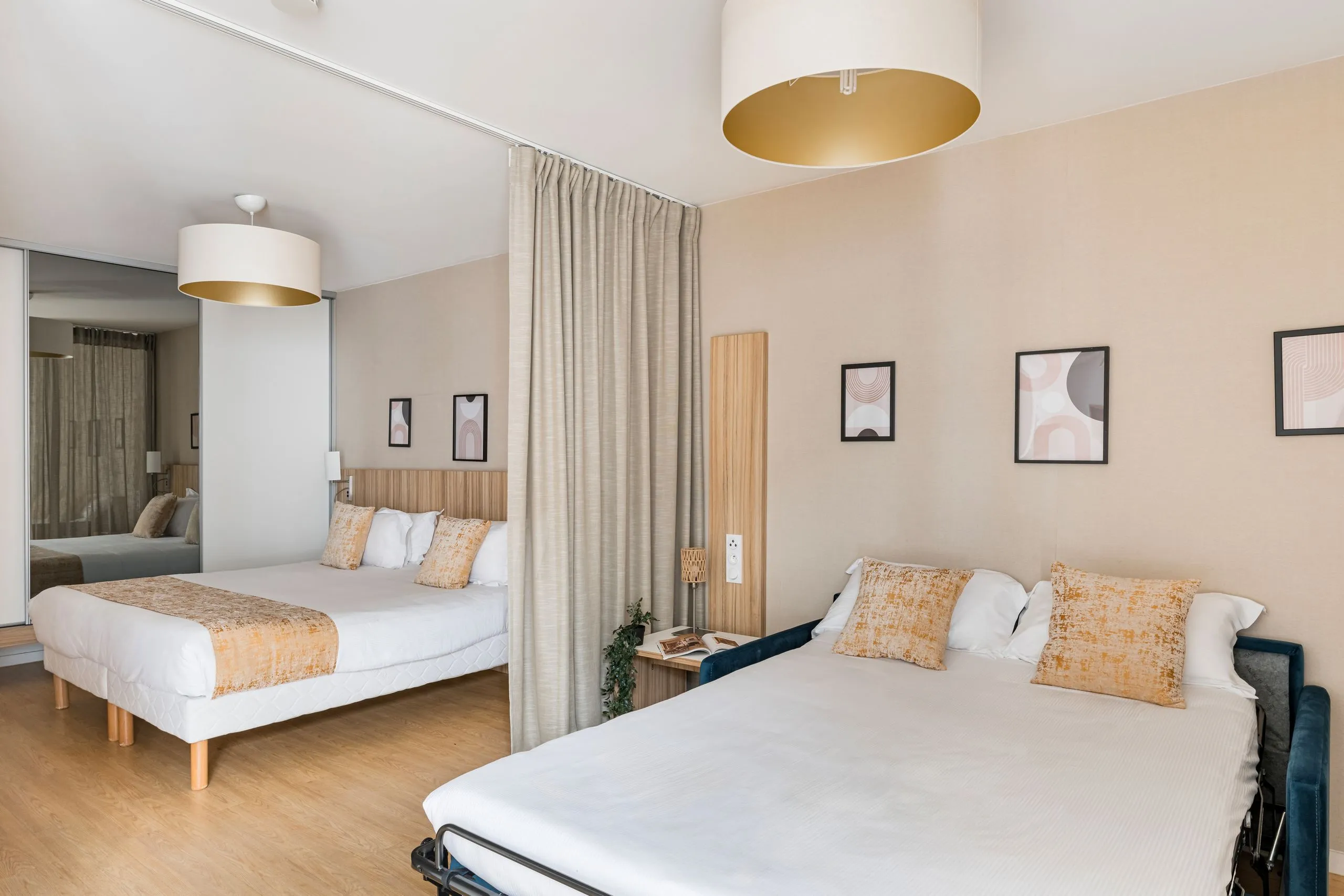 Chambre double avec lits, tons neutres 
