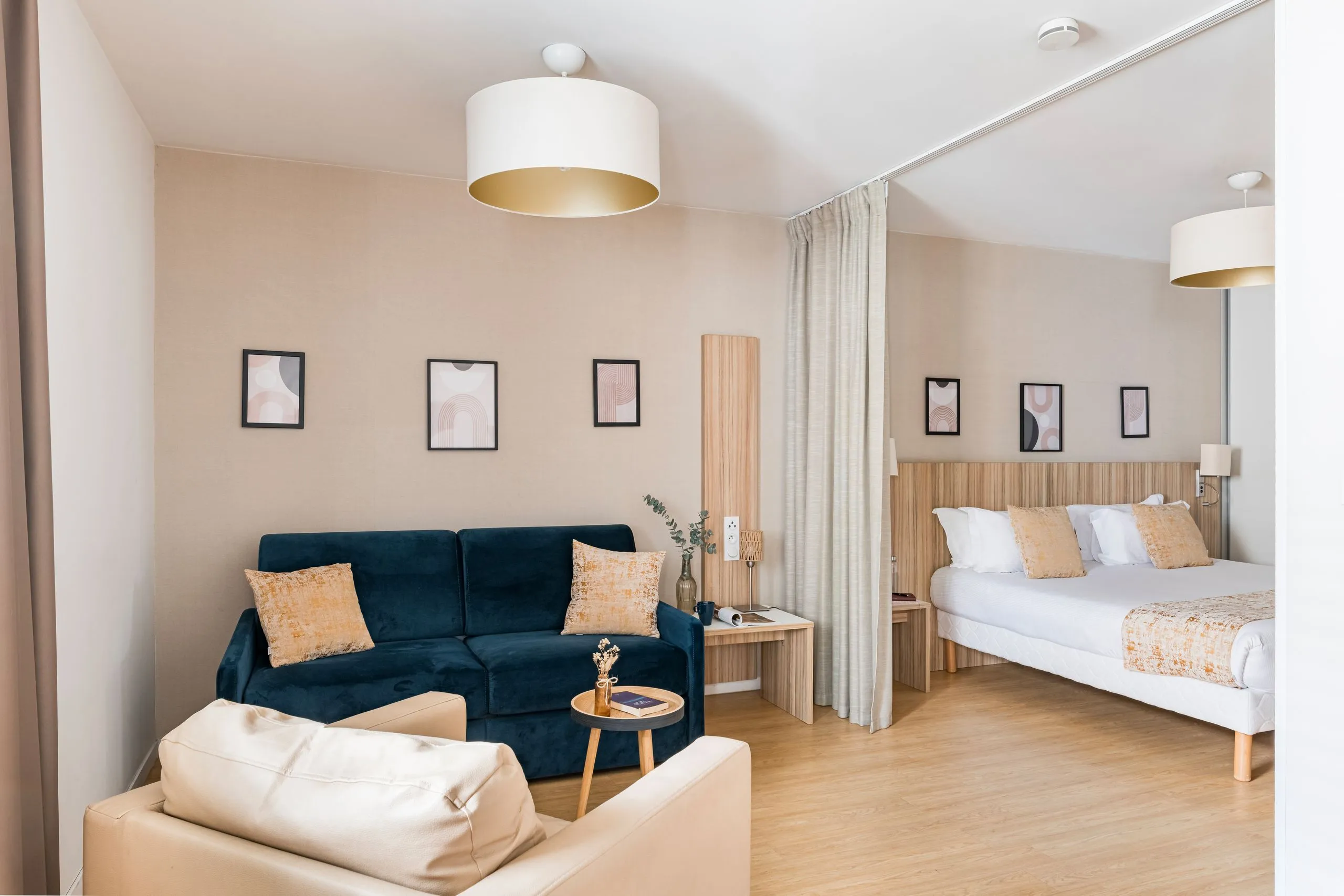 Chambre d'hôtel moderne avec canapé et lit double 
