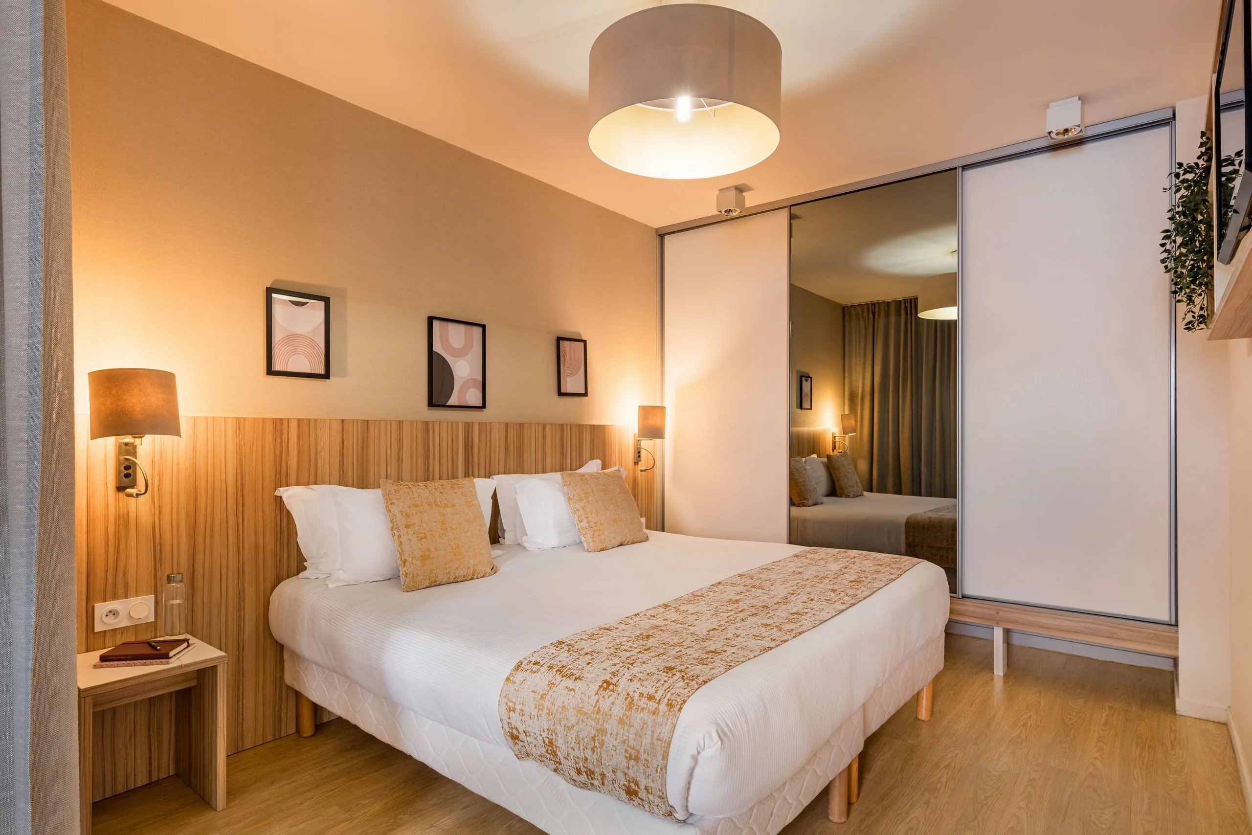 Chambre double moderne avec décoration élégante 