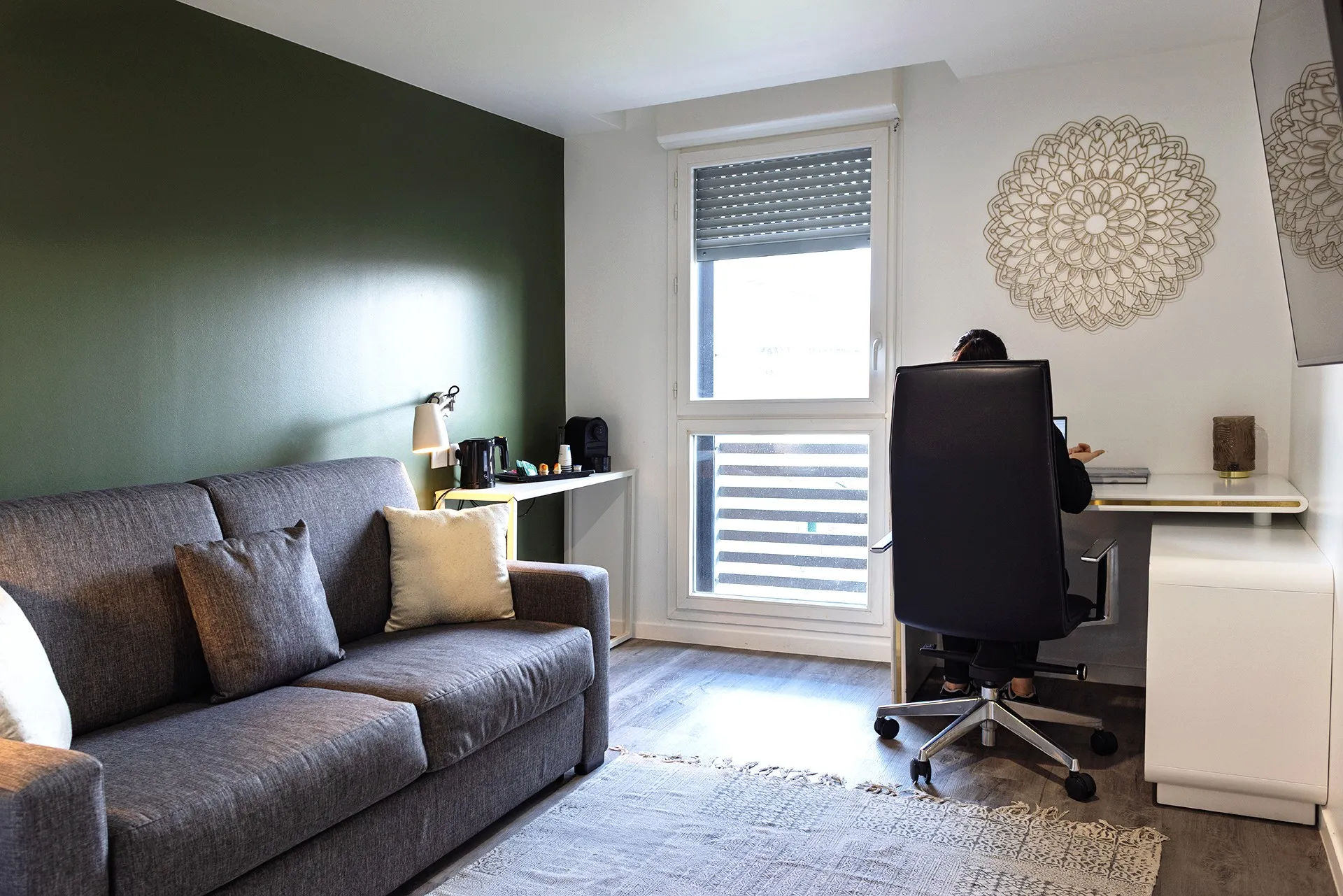 Salon moderne avec canapé et bureau 