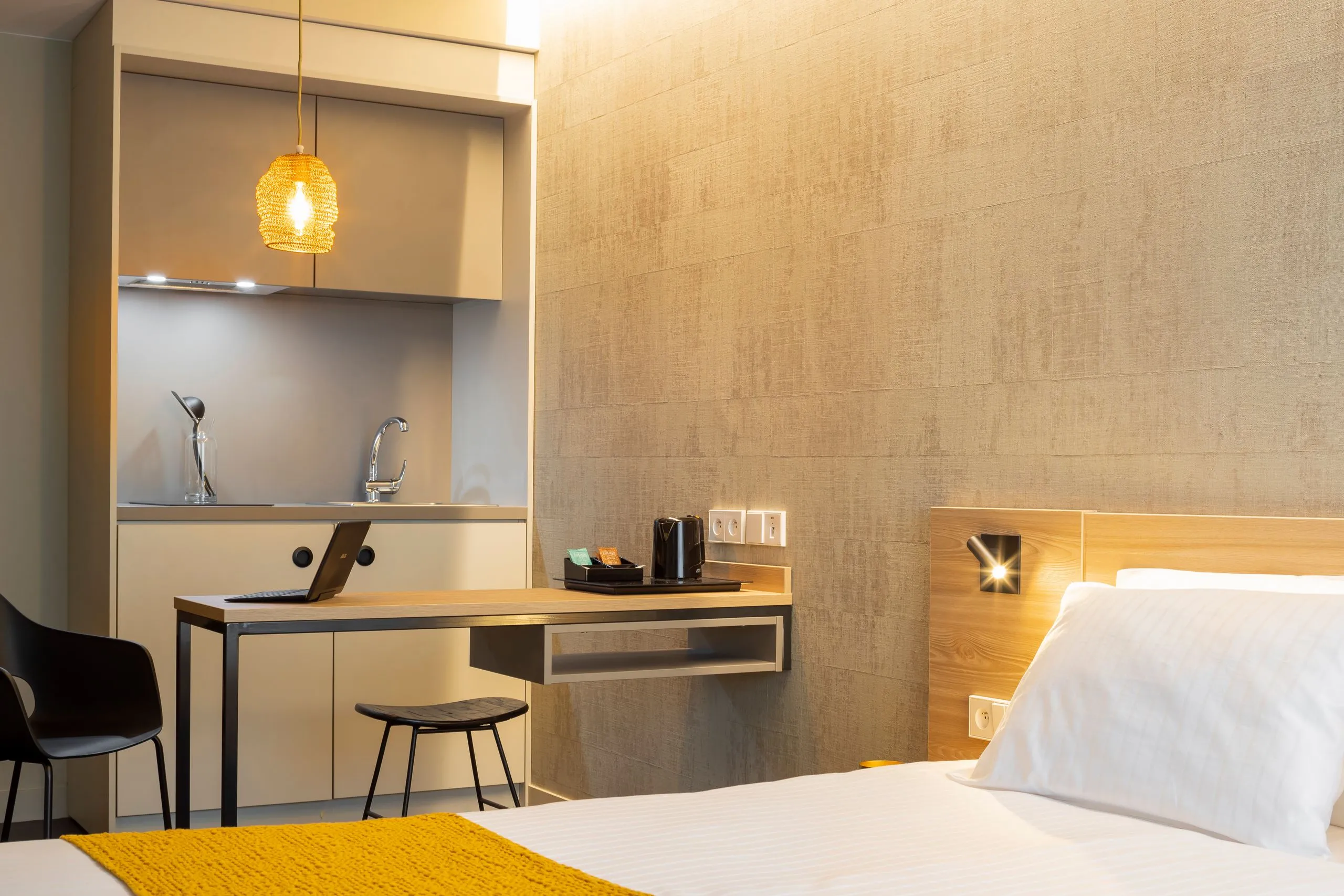 Chambre moderne avec kitchenette et bureau 