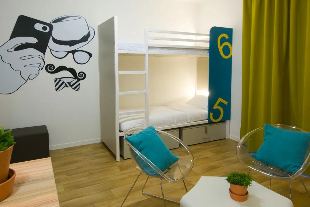 Chambre avec lits superposés et décor moderne 
