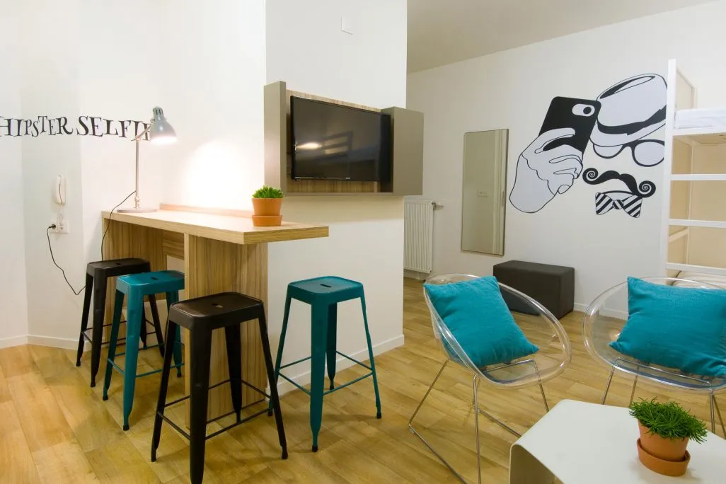 Salon moderne avec tabourets et décoration murale 