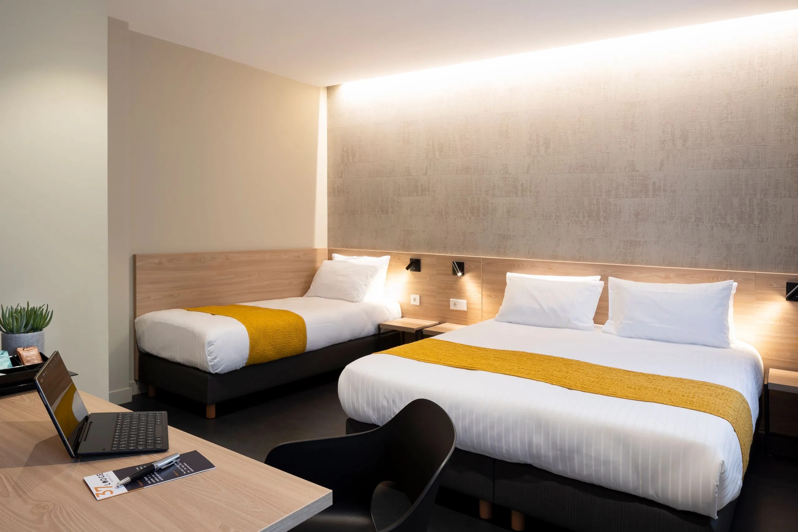 Chambre d'hôtel moderne avec deux lits 