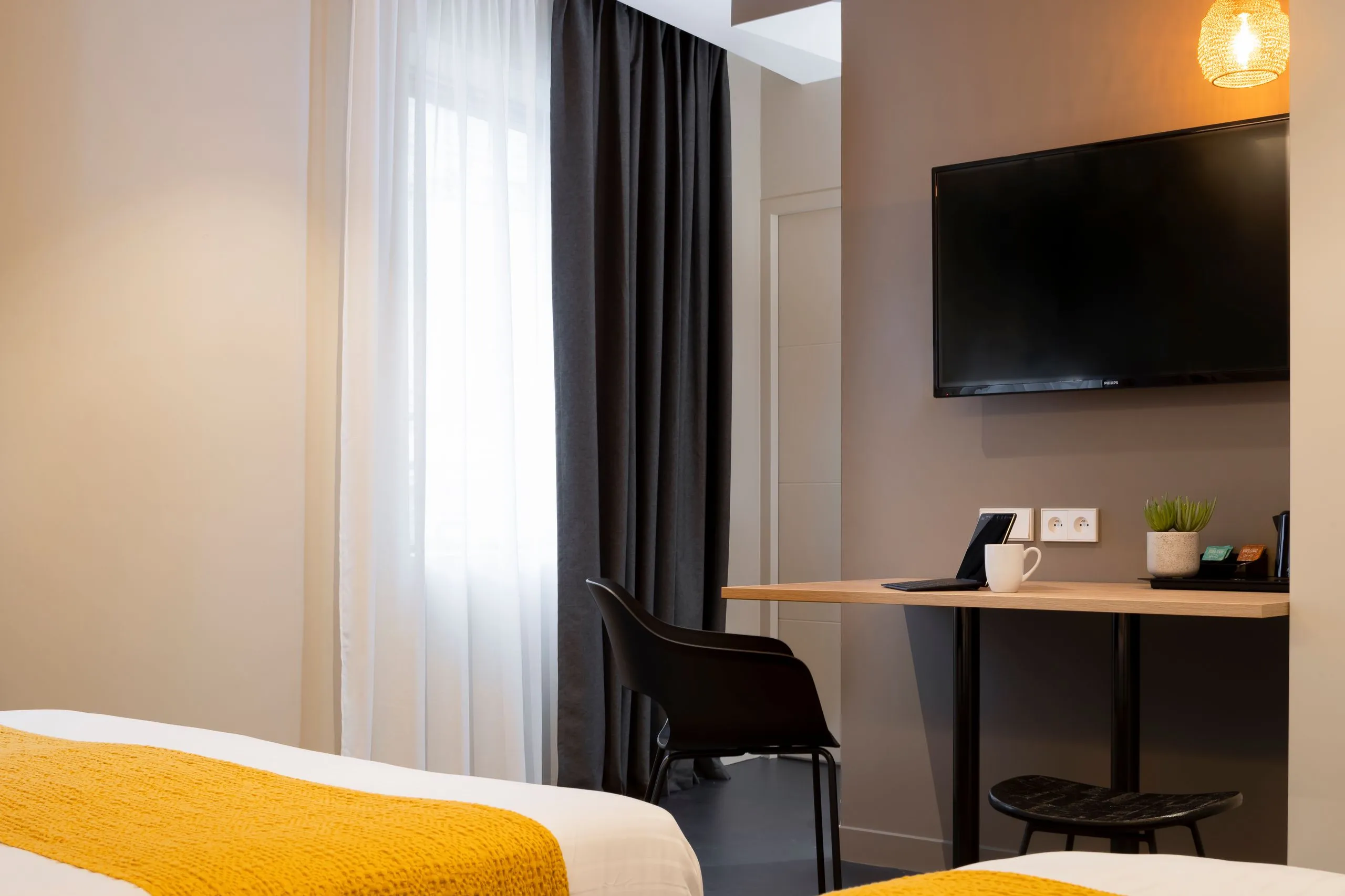 Chambre d'hôtel moderne avec TV et bureau 