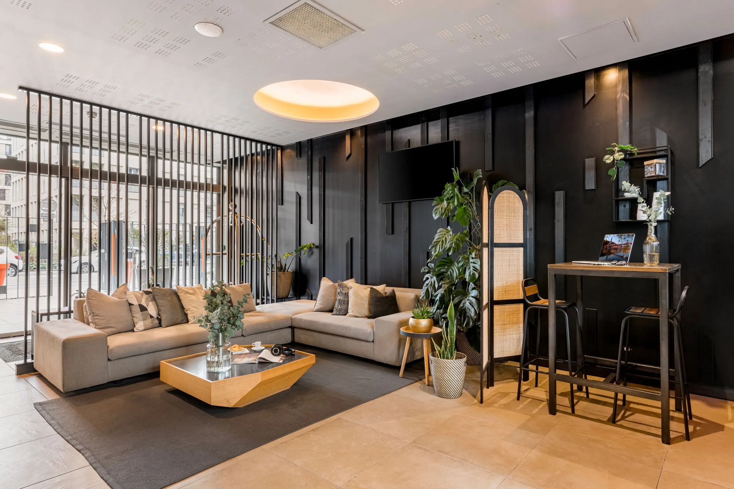 Salon moderne avec canapé, table basse et plantes 