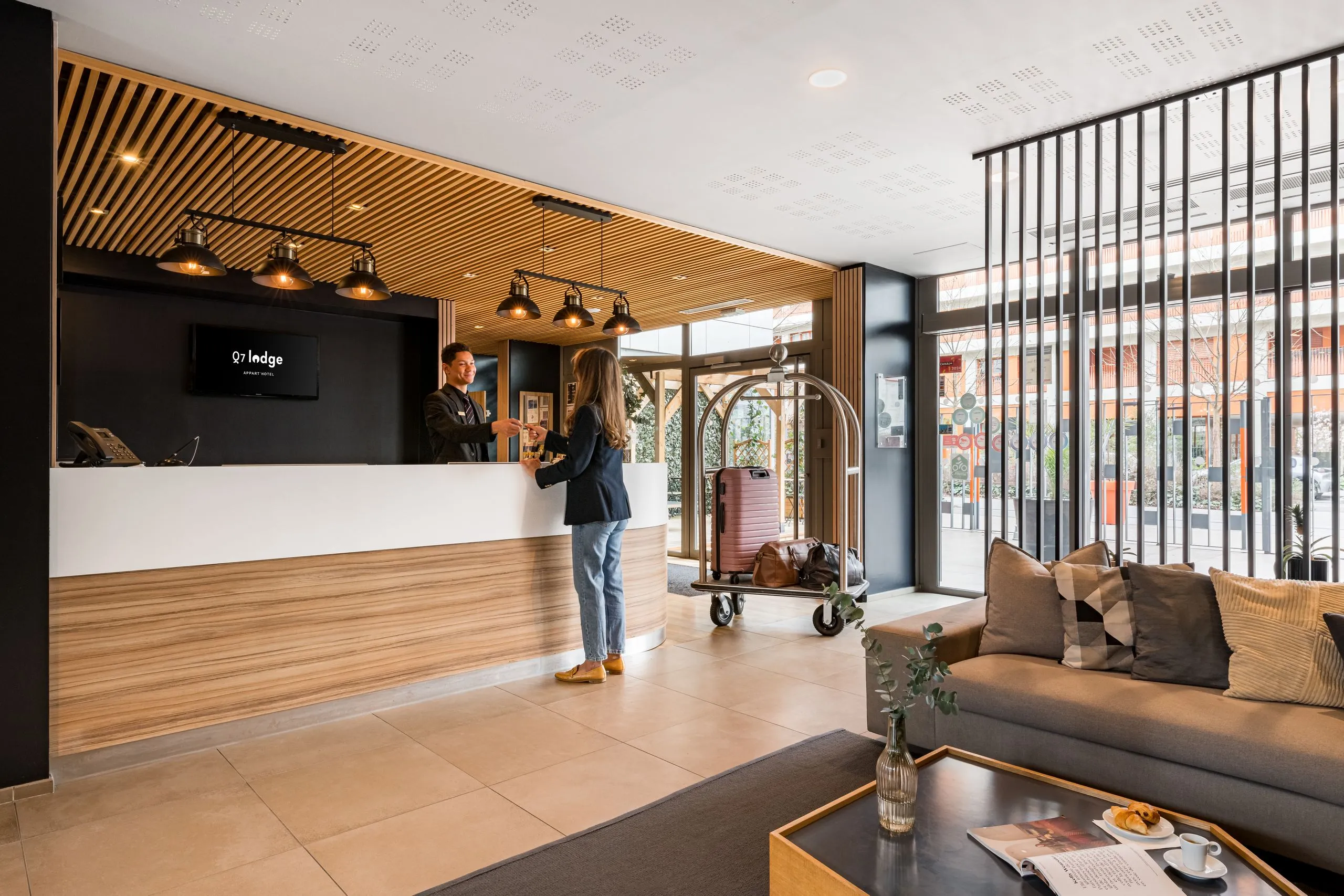 Réception d'hôtel moderne avec clients et bagages 
