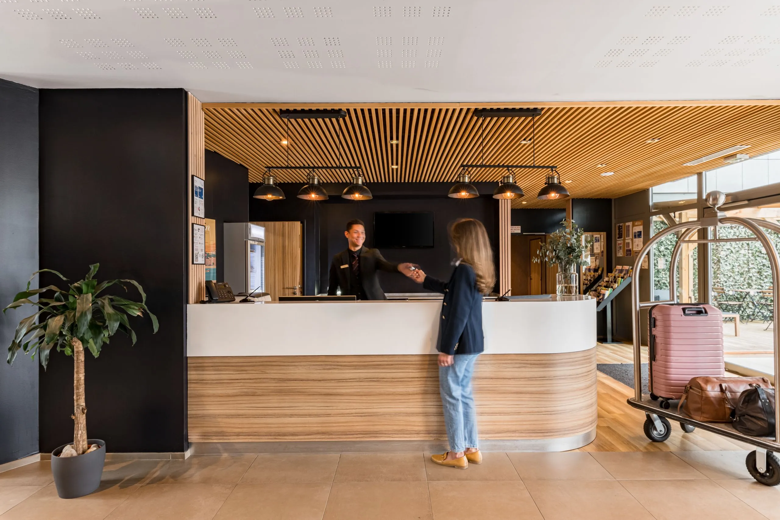 Réception d'hôtel avec client et bagages 