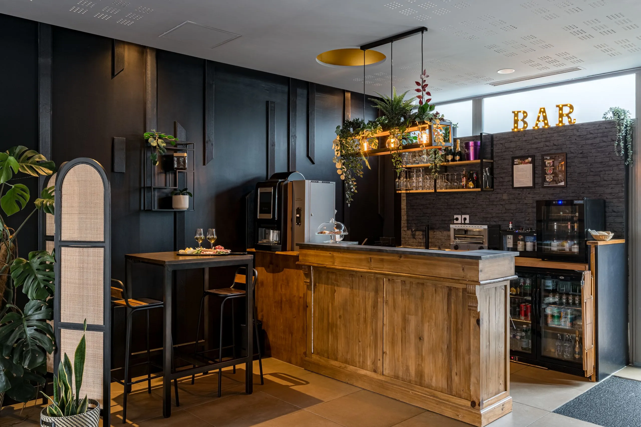 Bar moderne avec décoration végétale 