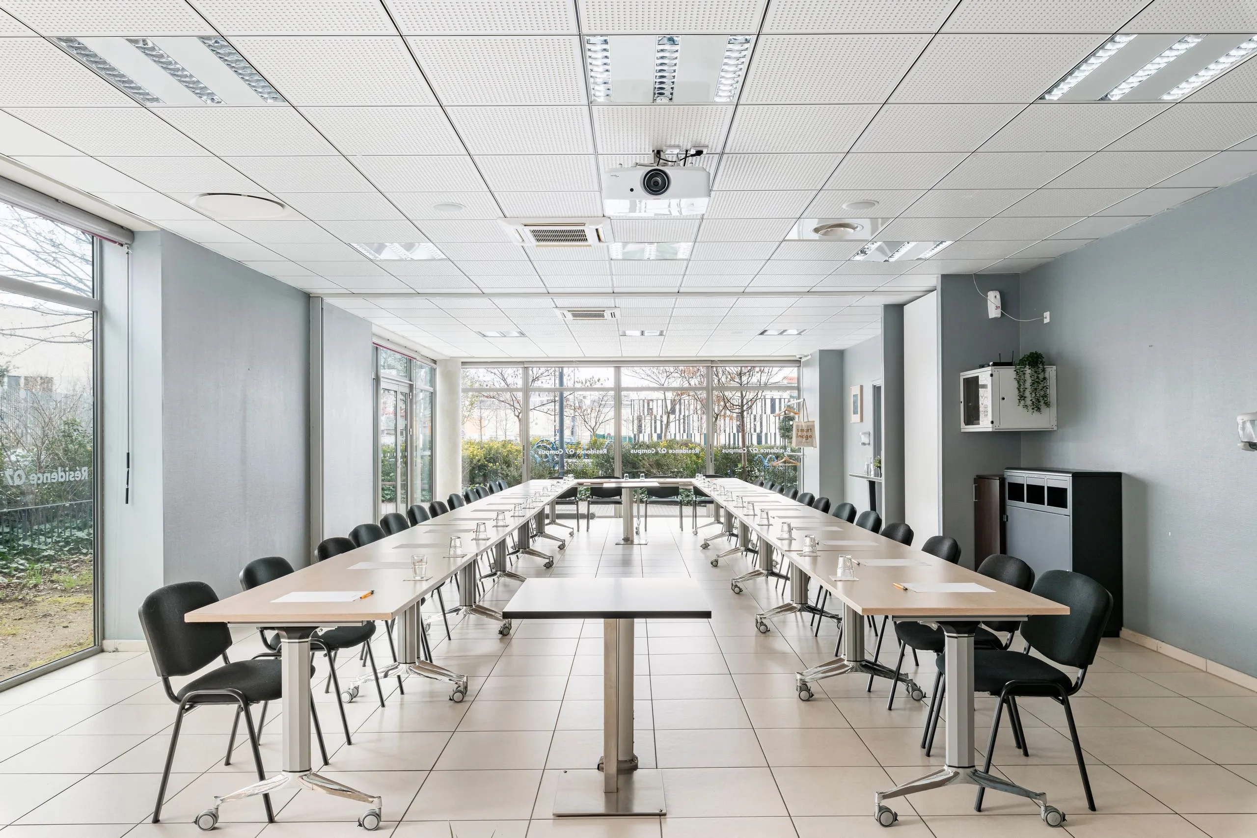 Salle de réunion moderne avec tables en U 