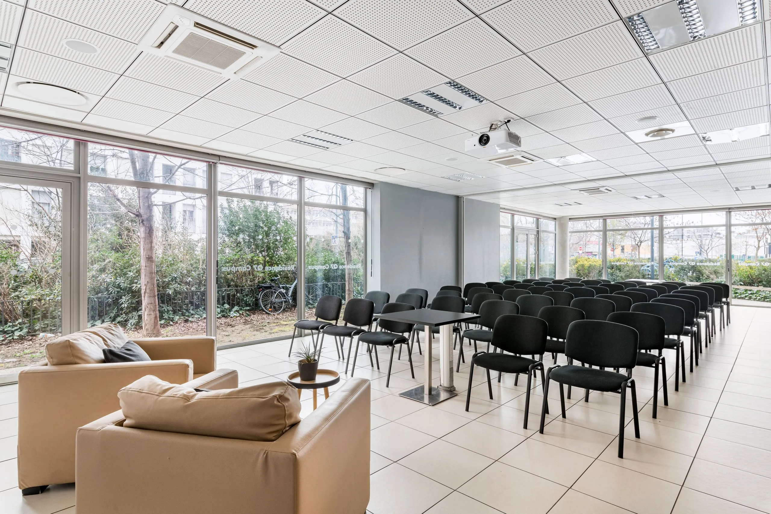 Salle de conférence moderne avec chaises alignées 