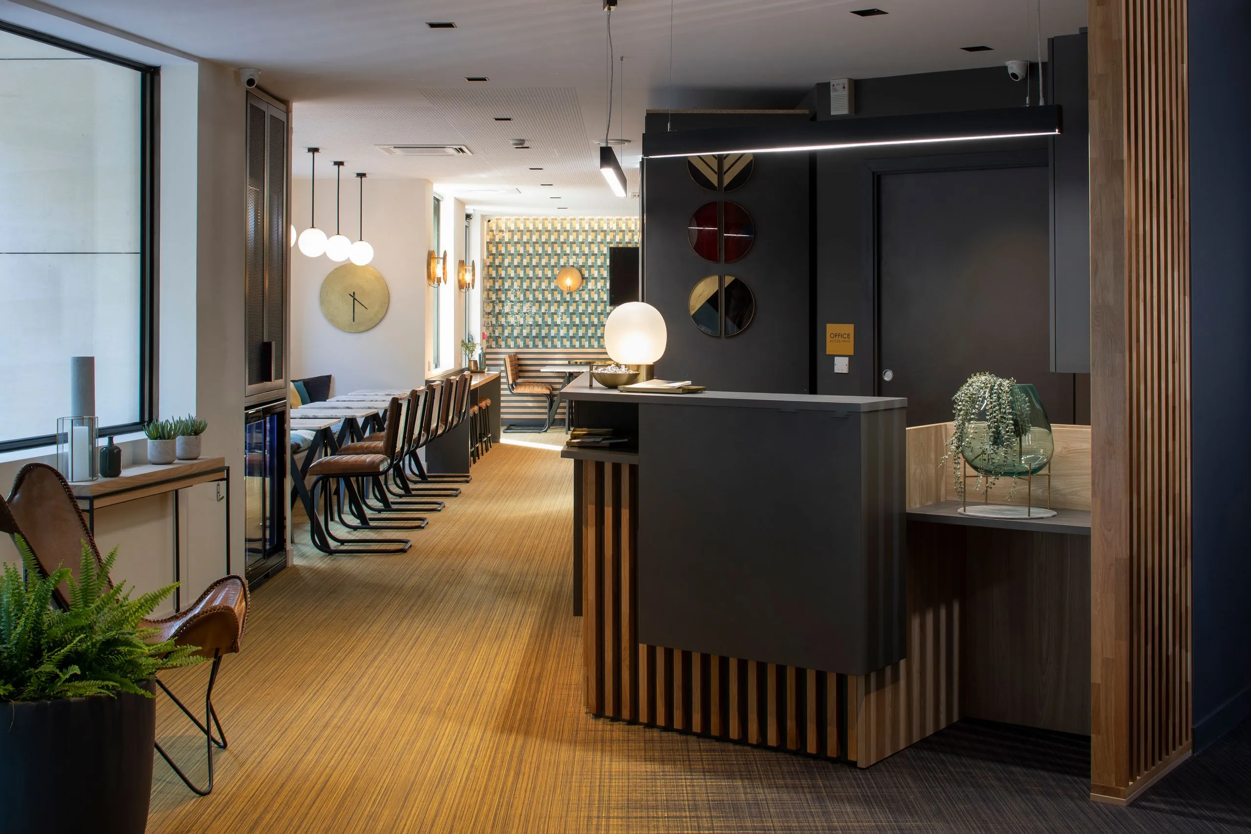 Intérieur moderne avec table et chaises