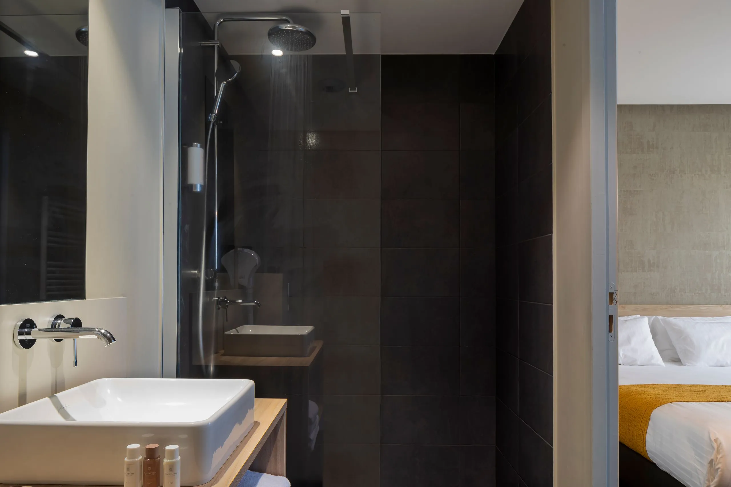 Salle de bain moderne avec douche et lavabo 
