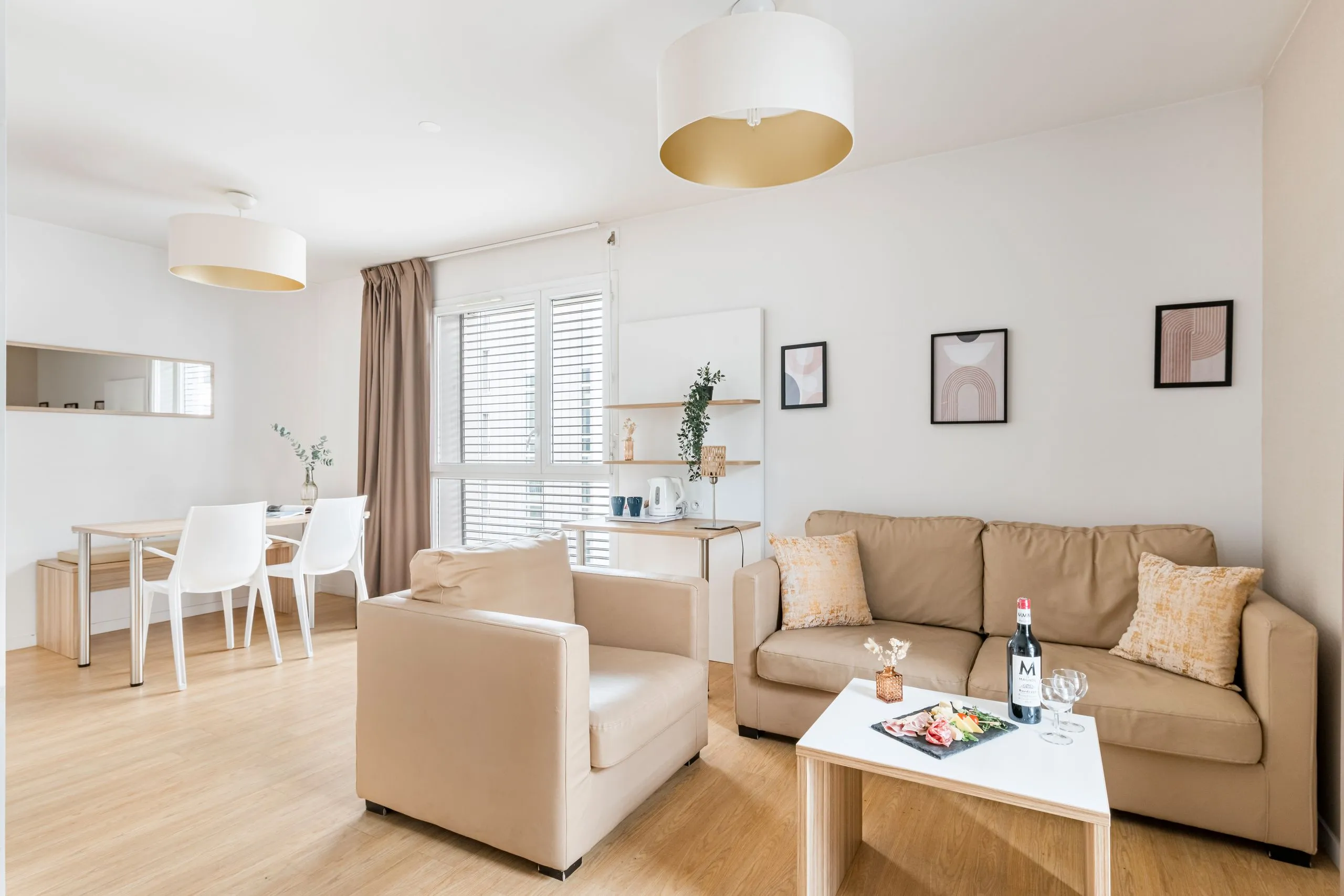 Salon moderne avec canapés beiges et décoration élégante 