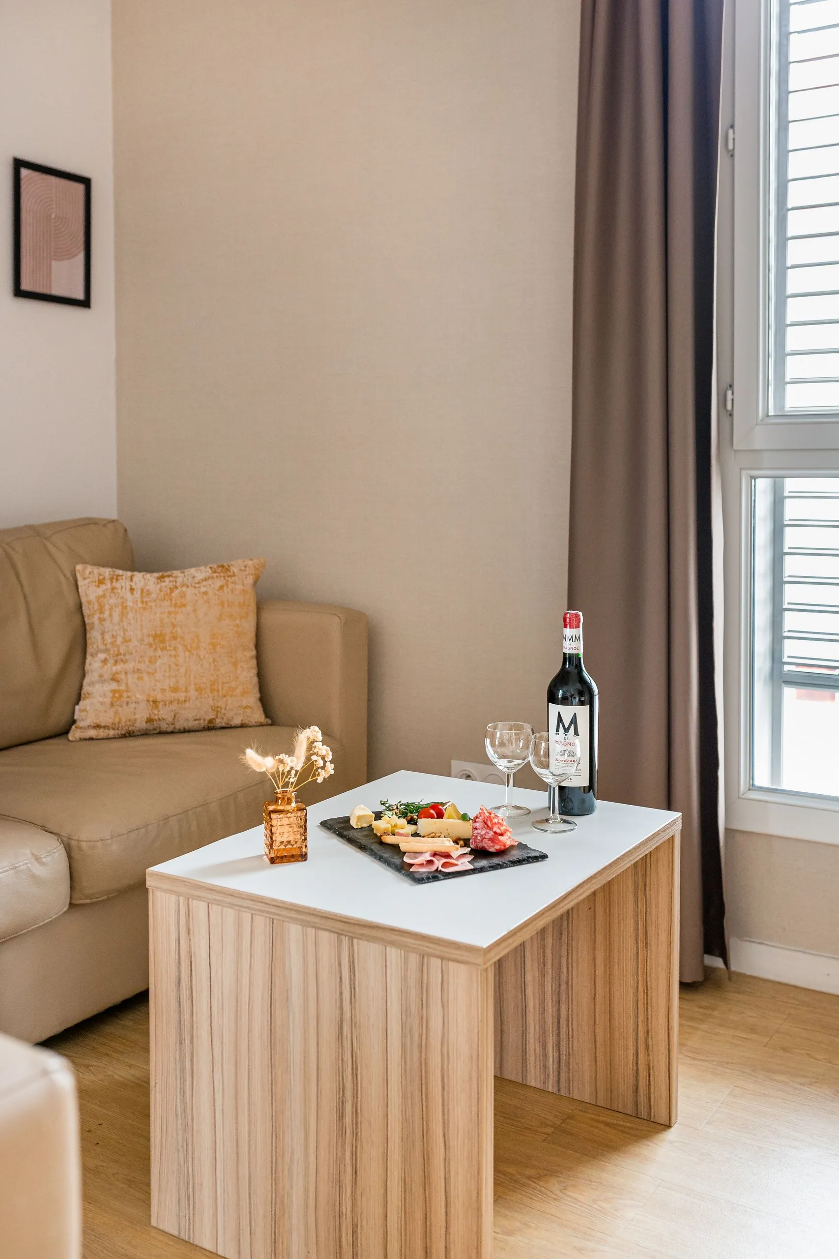 Salon moderne avec plateau apéritif et bouteille de vin 