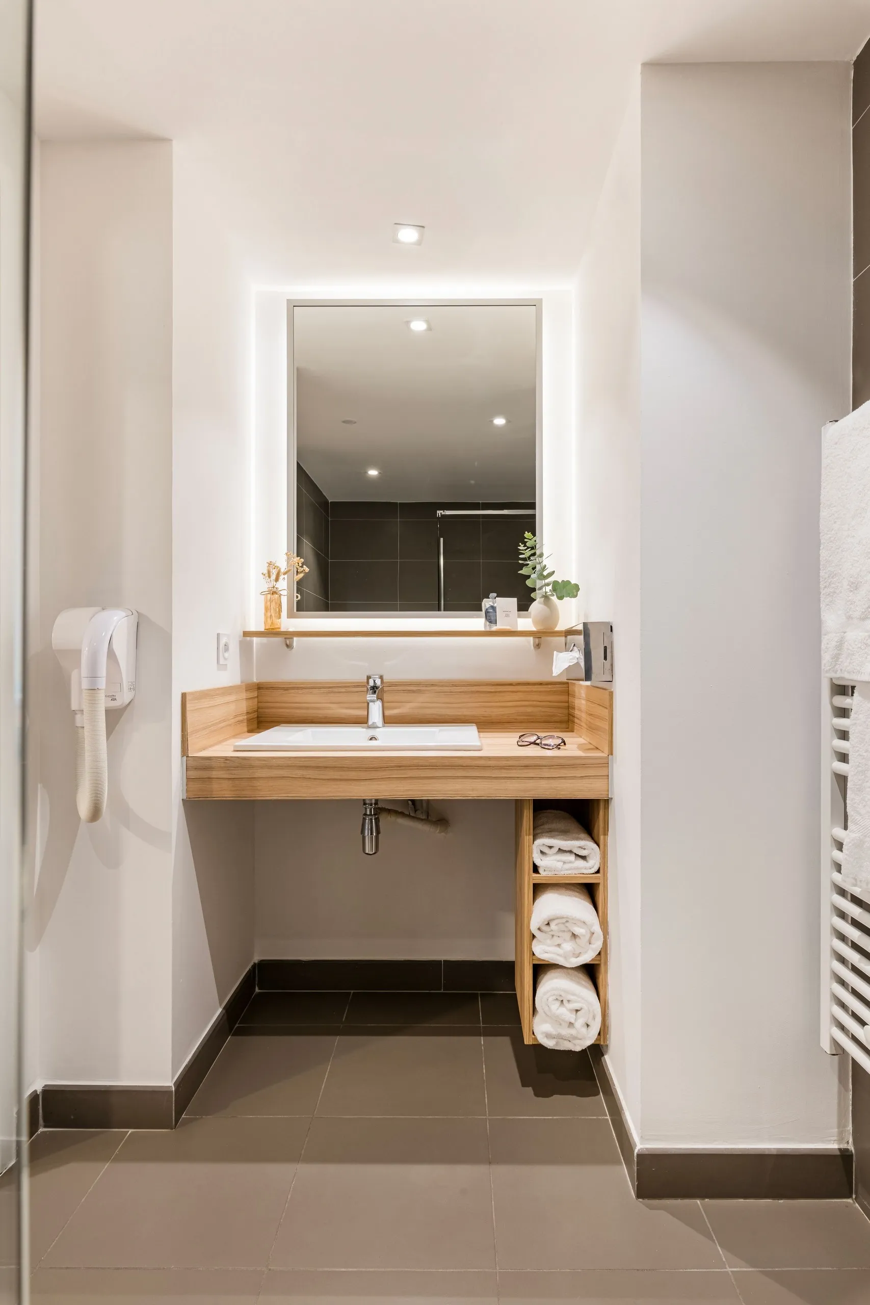 Salle de bain moderne avec lavabo en bois 