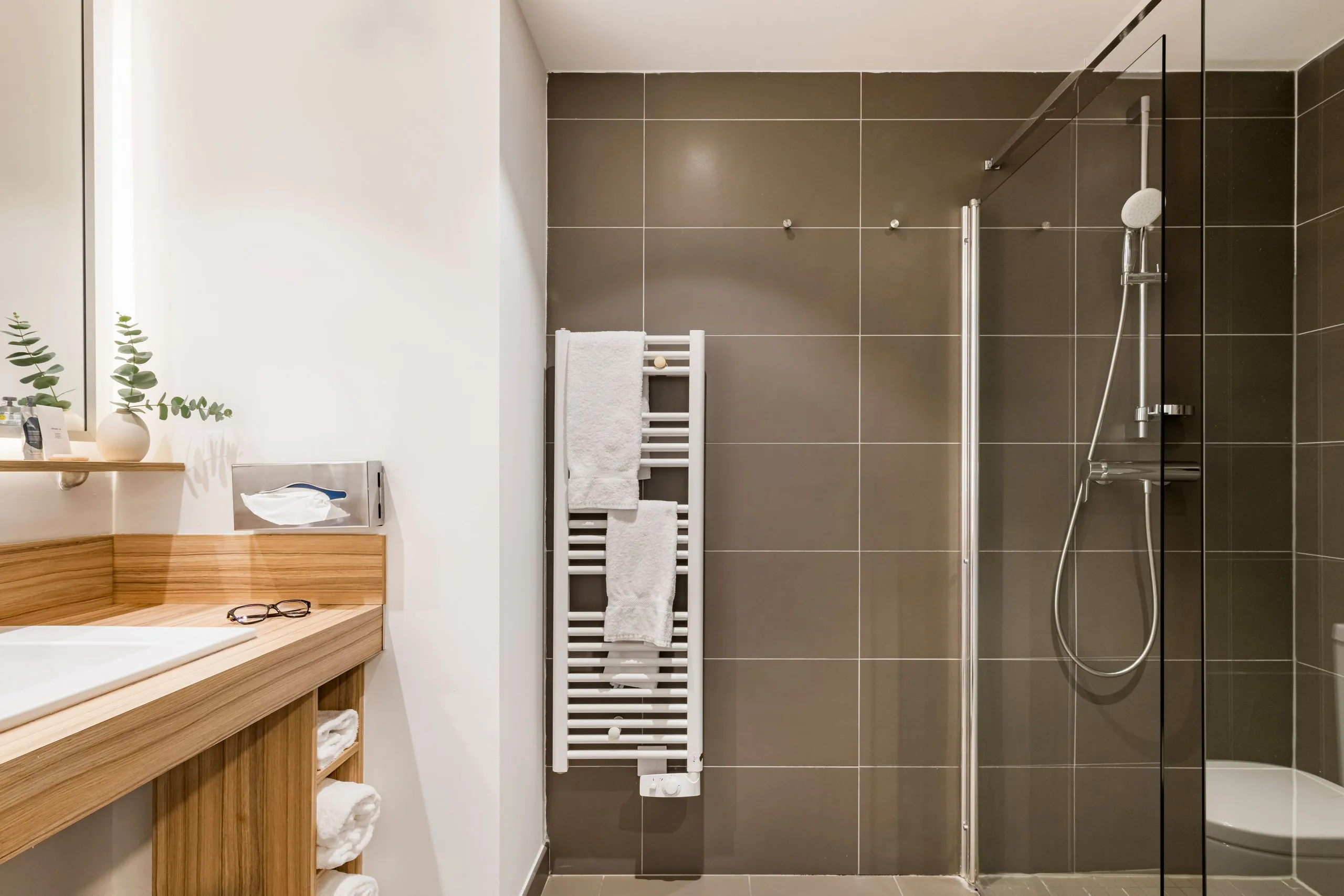 Salle de bain moderne avec douche 