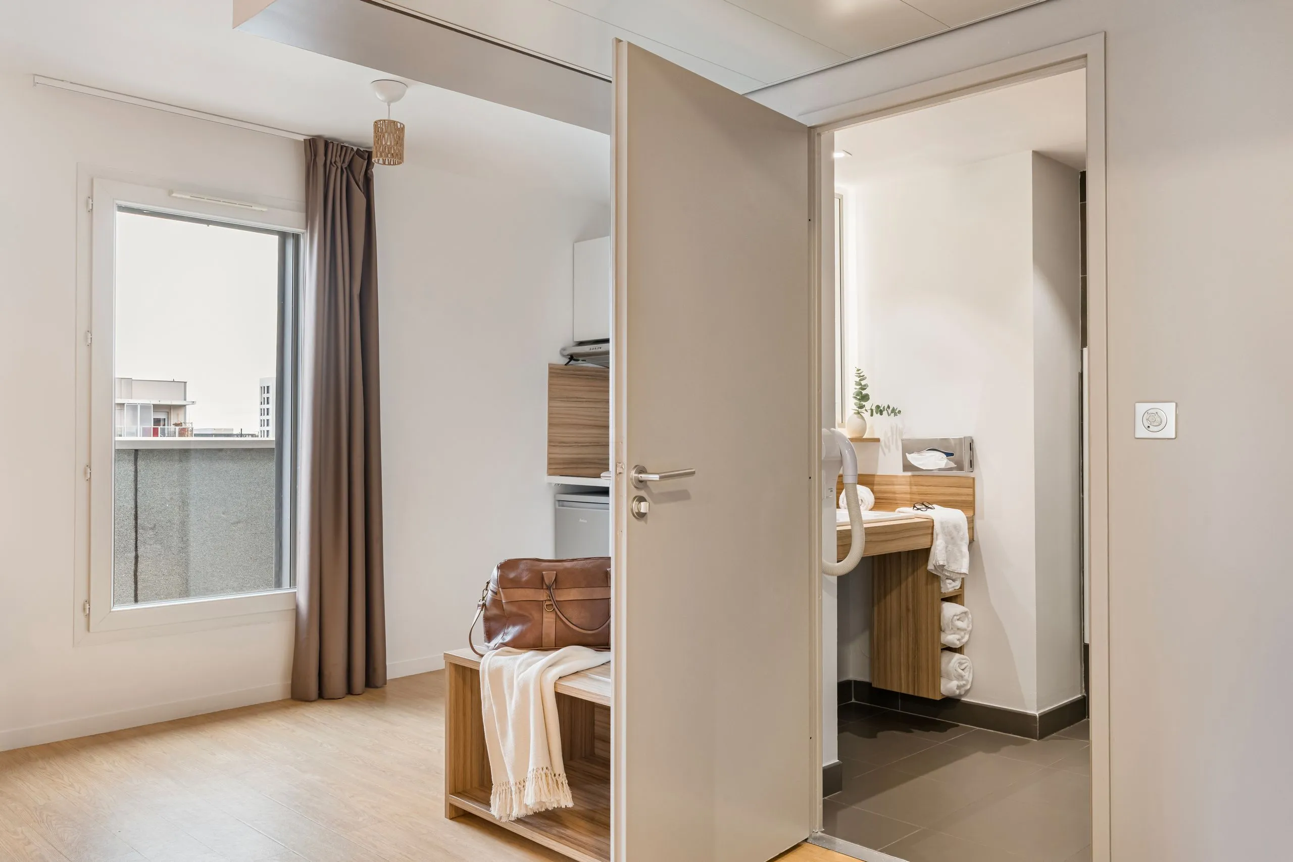 Chambre ouverte sur salle de bain moderne et lumineuse 