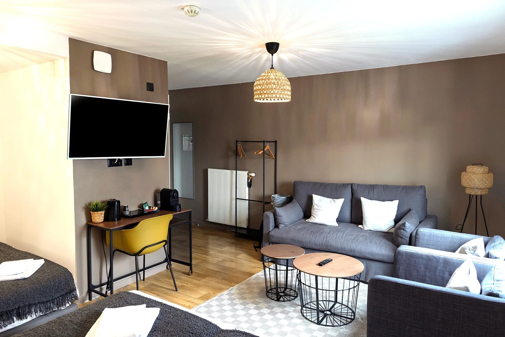 Salon moderne avec canapé gris et TV 