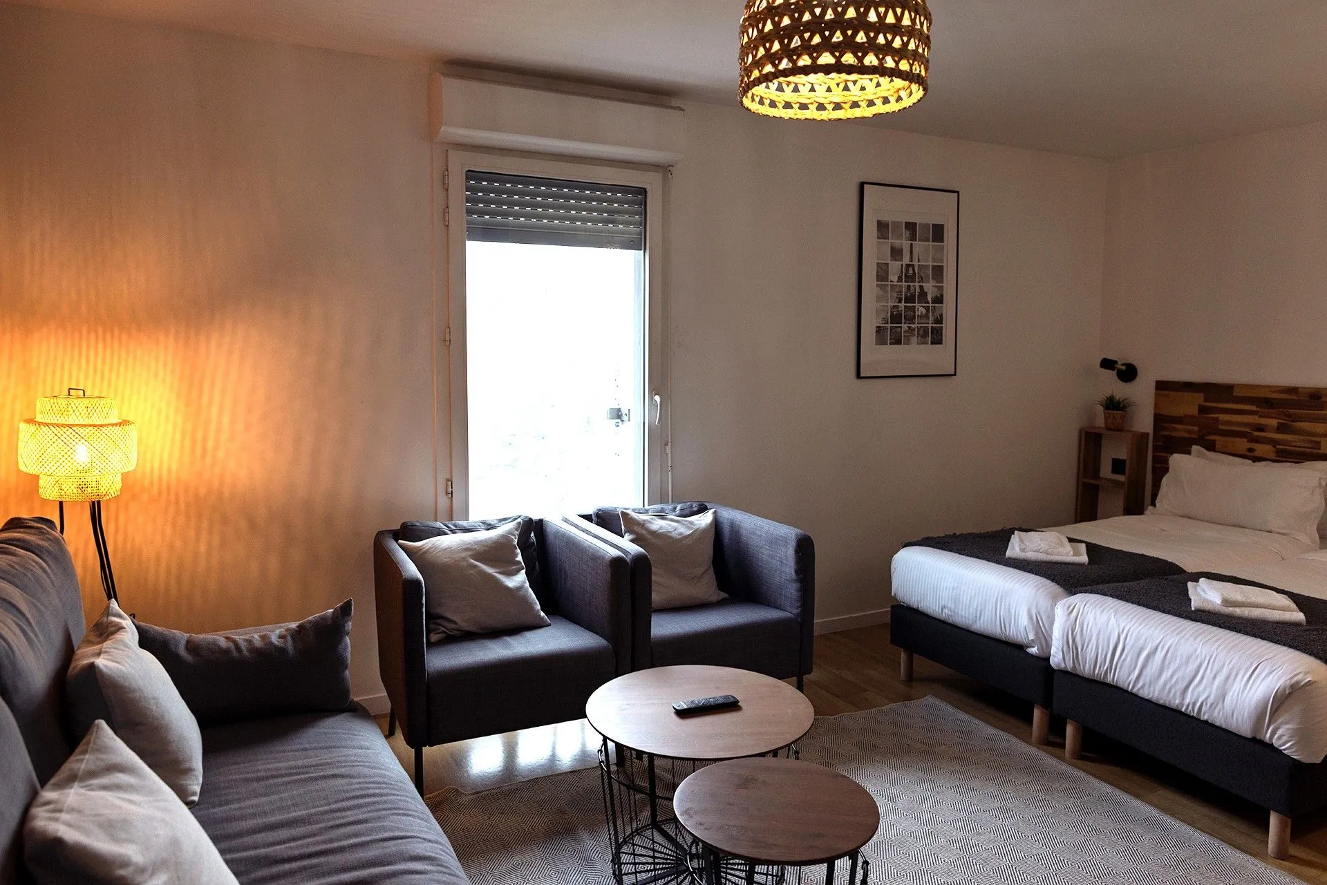 Chambre d'hôtel moderne avec lits et canapé 