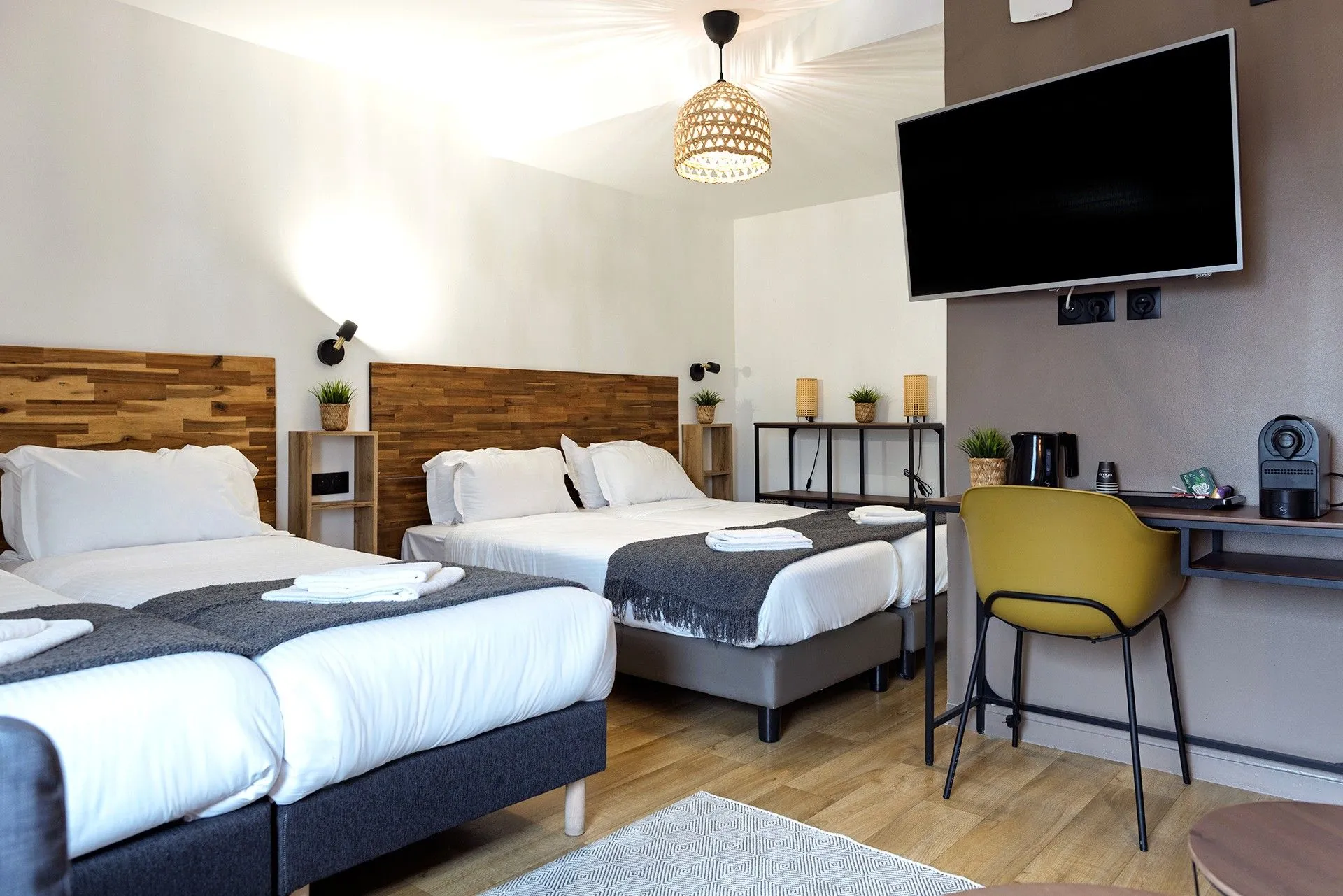 Chambre d'hôtel moderne avec lits doubles 
