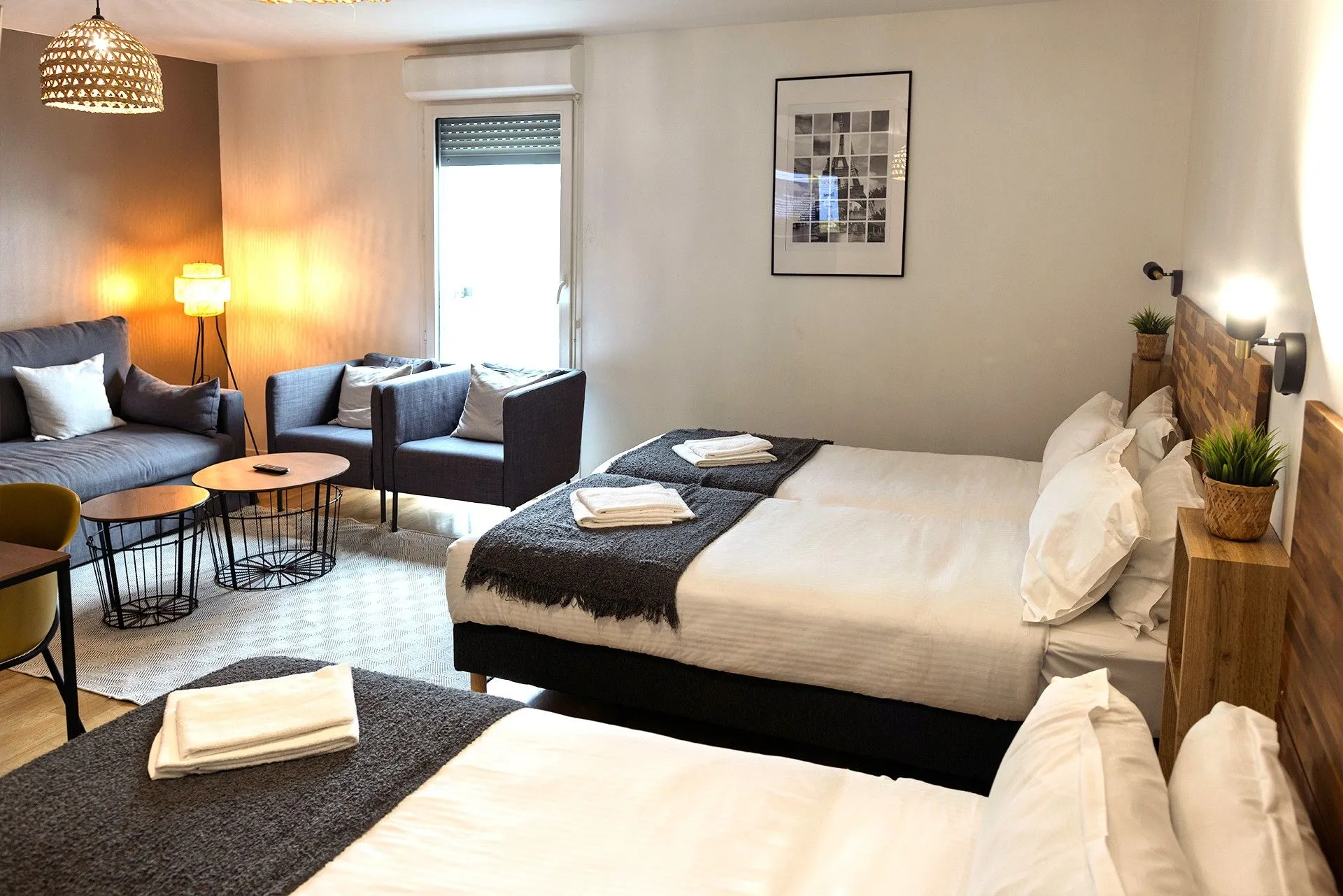 Chambre d'hôtel moderne avec lits et salon