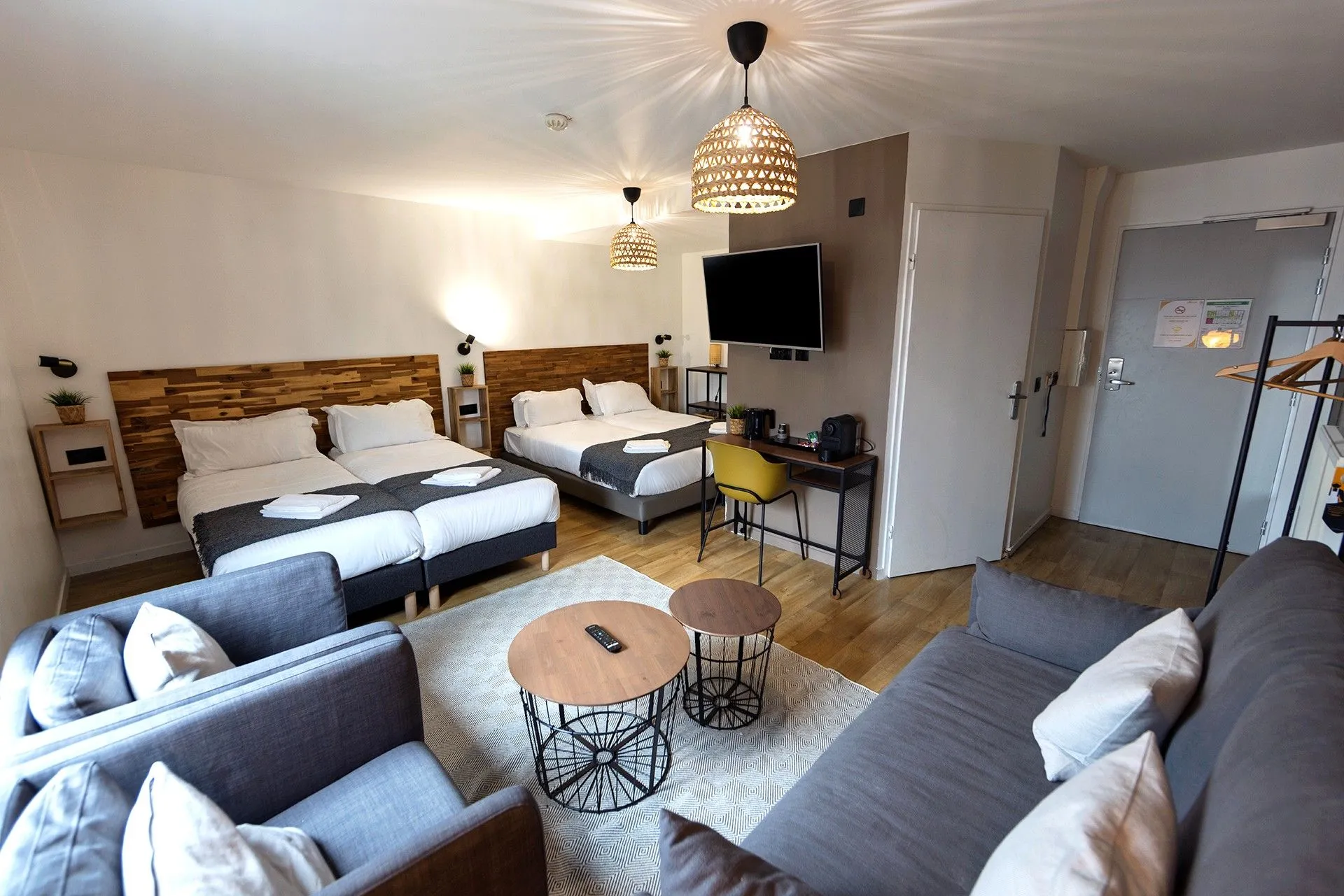 Chambre double moderne avec lits, télévision et bureau 