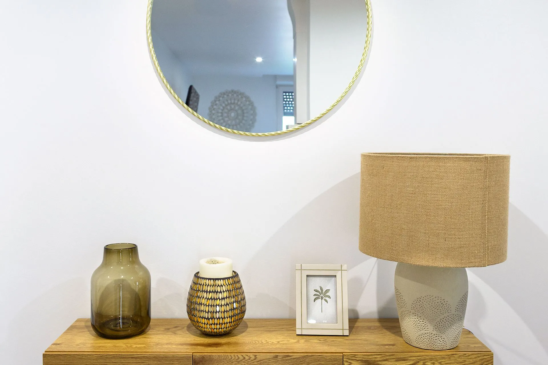 Buffet en bois avec miroir rond et lampe