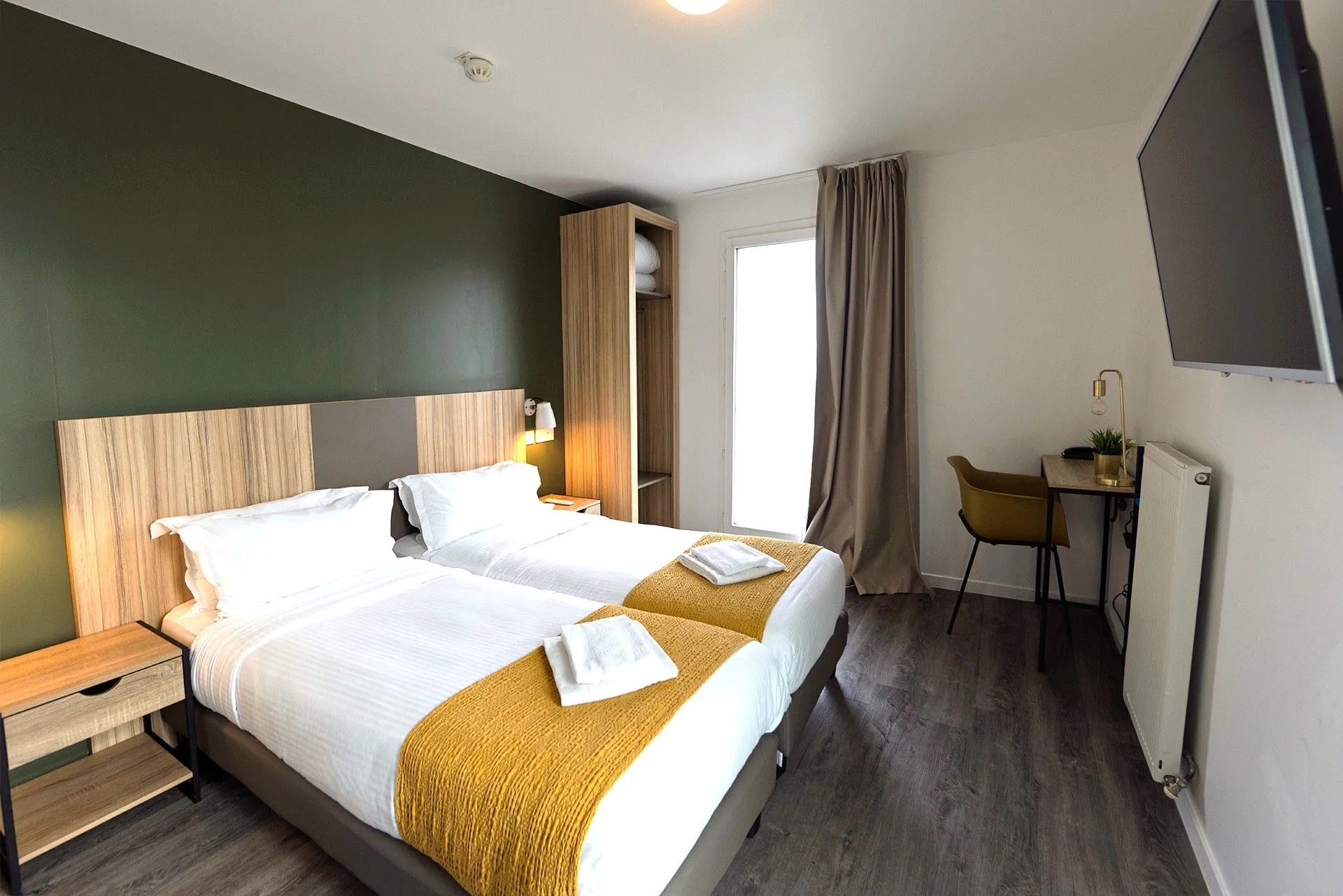 Chambre d'hôtel moderne avec deux lits simples 