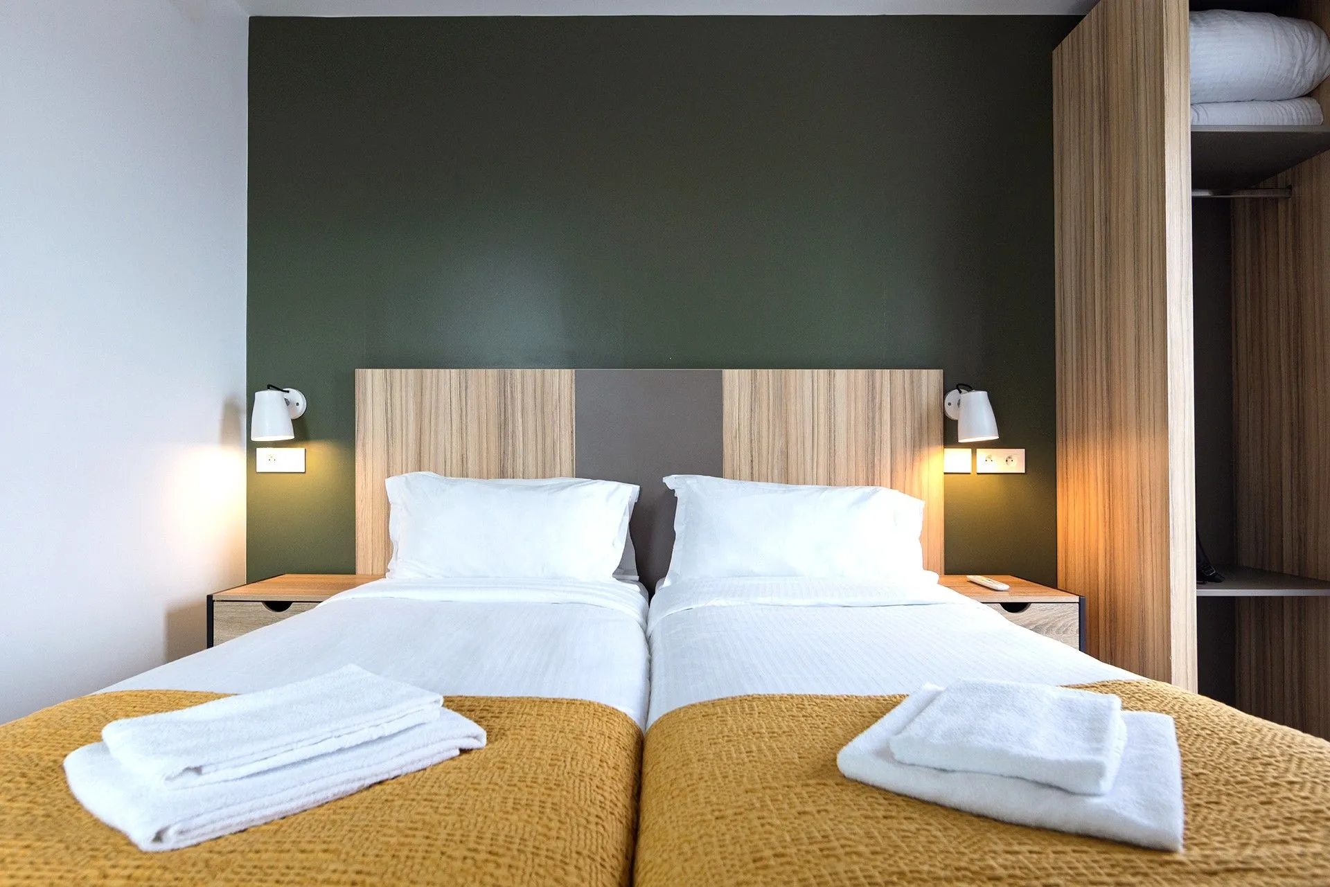 Chambre d'hôtel moderne avec deux lits simples 