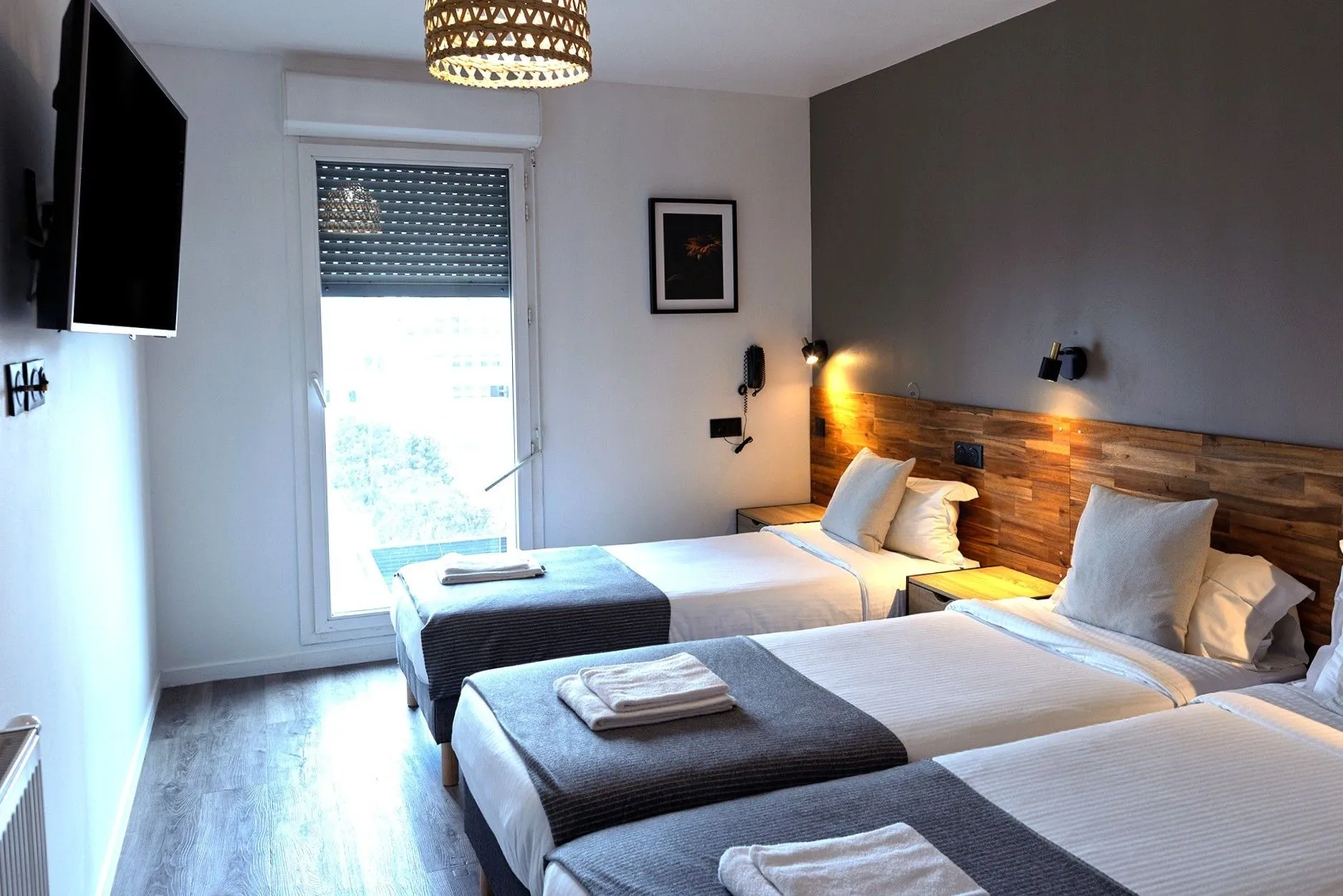 Chambre d'hôtel avec lits jumeaux modernes 