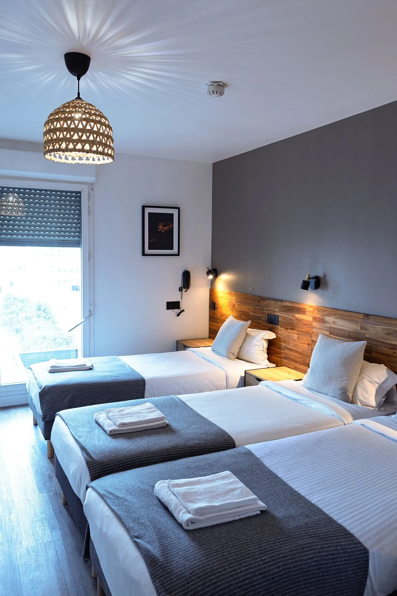 Chambre d'hôtel avec trois lits simples 