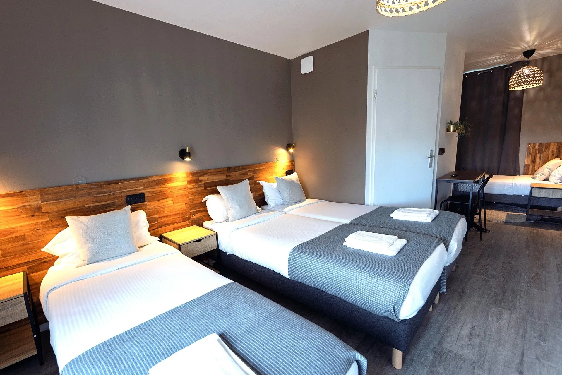 Chambre d'hôtel moderne avec trois lits simples 