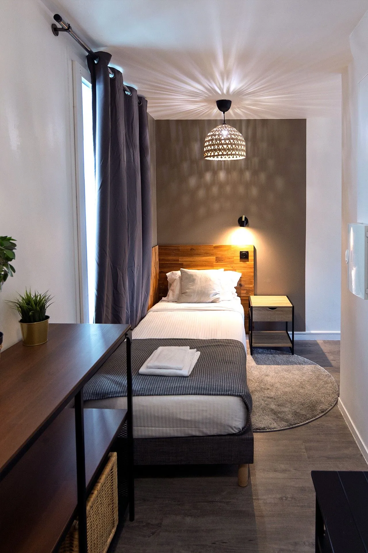 Chambre simple avec lit et bureau moderne 