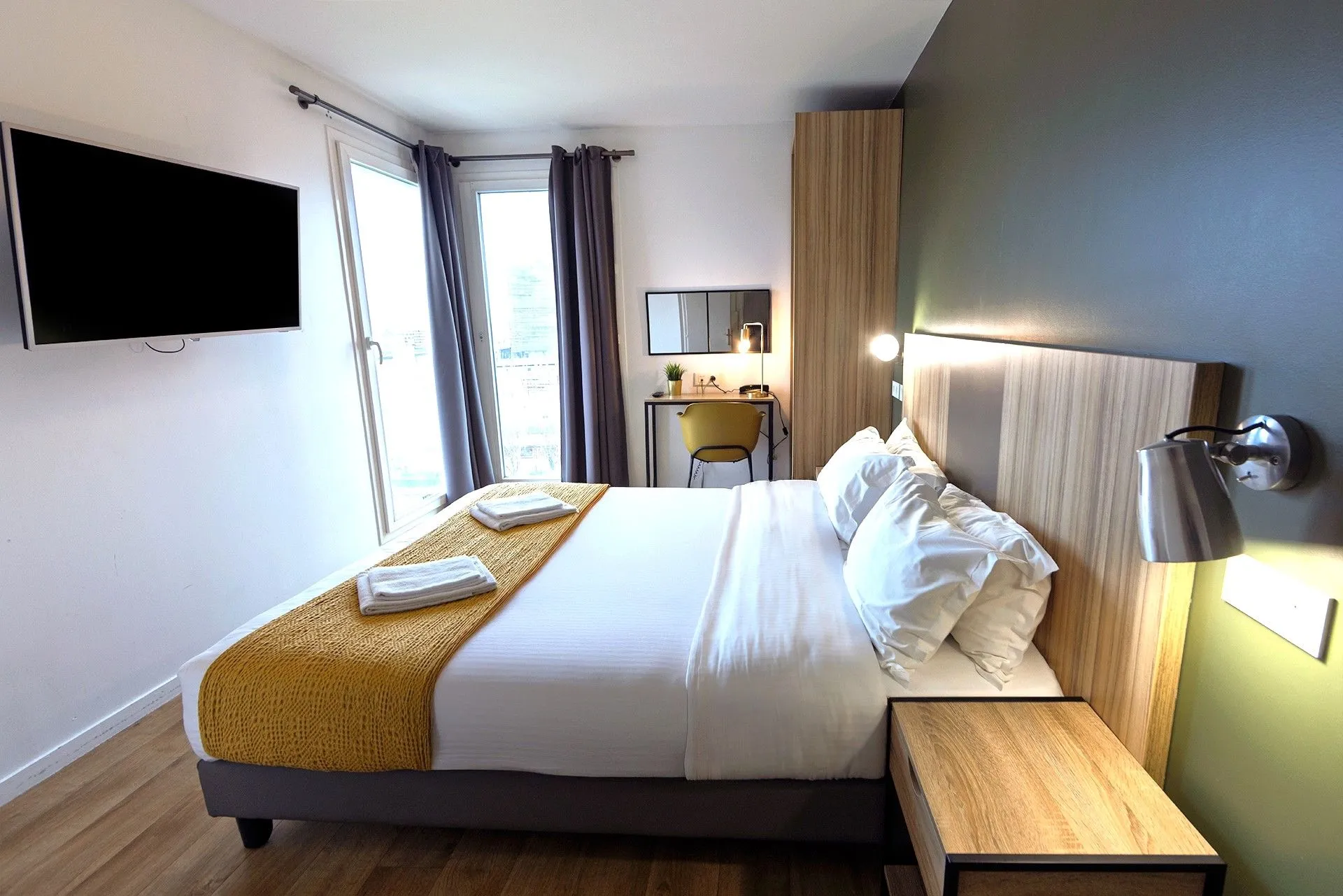 Chambre moderne avec lit double et bureau