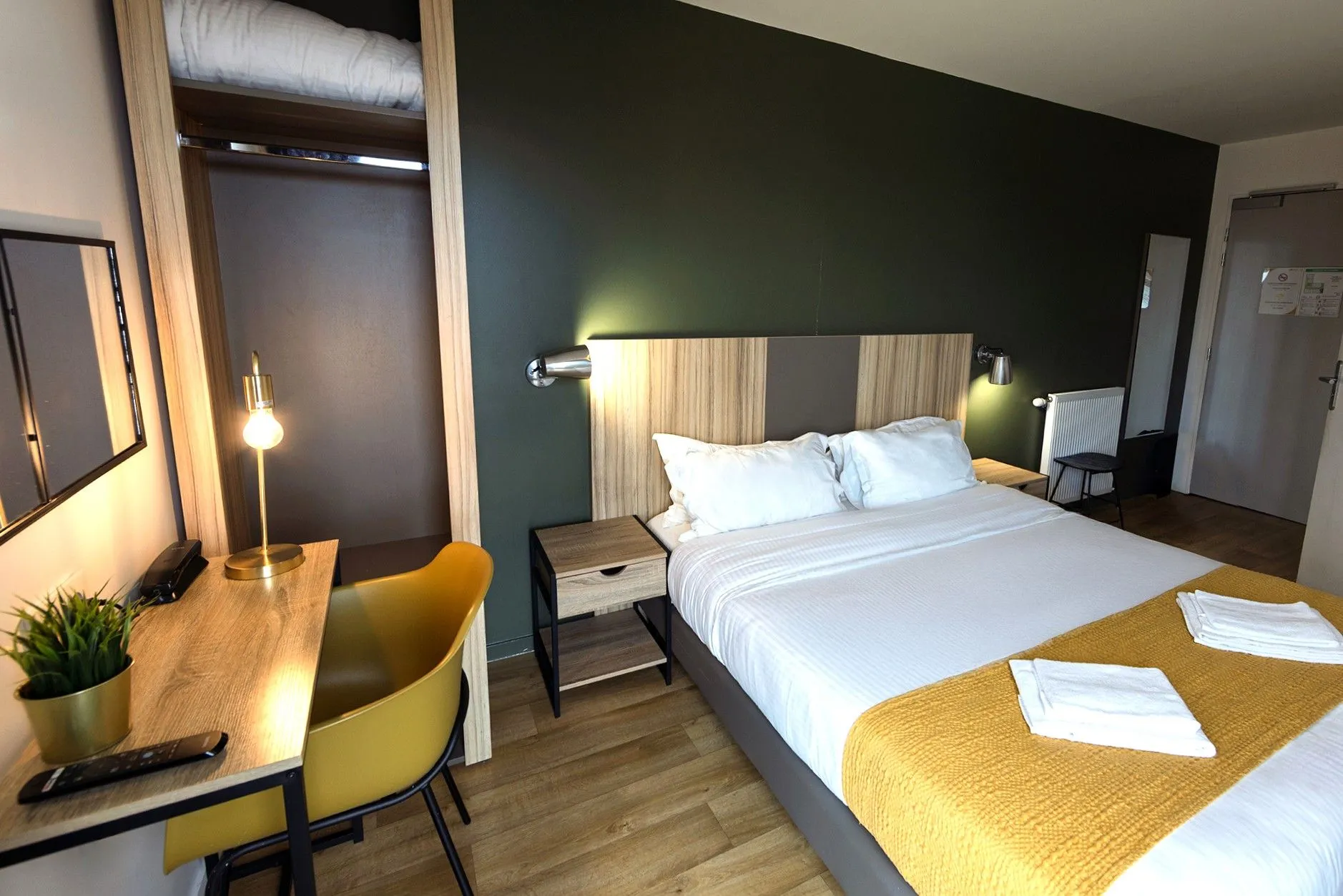 Chambre moderne avec lit double et bureau 