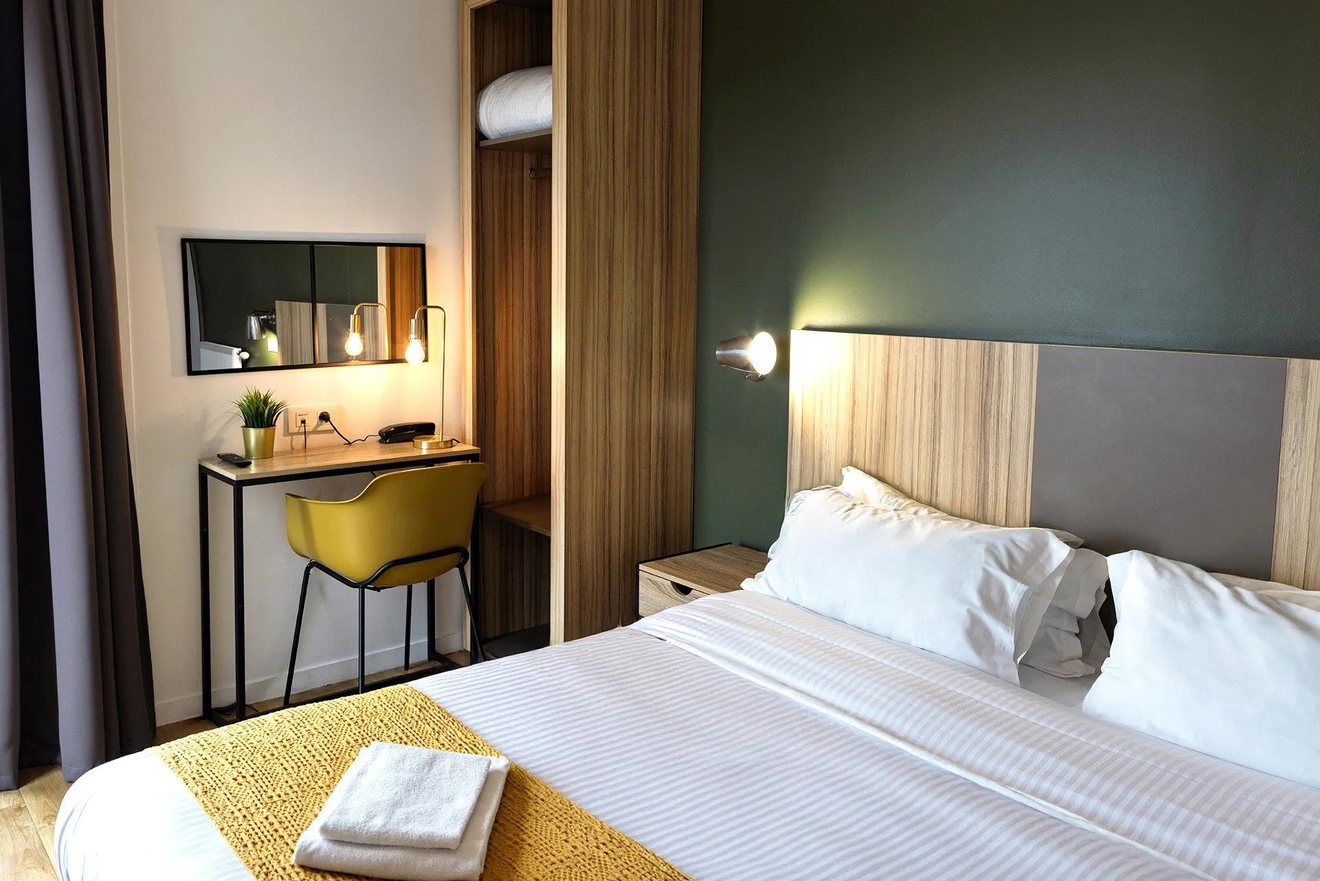 Chambre d'hôtel moderne avec bureau 