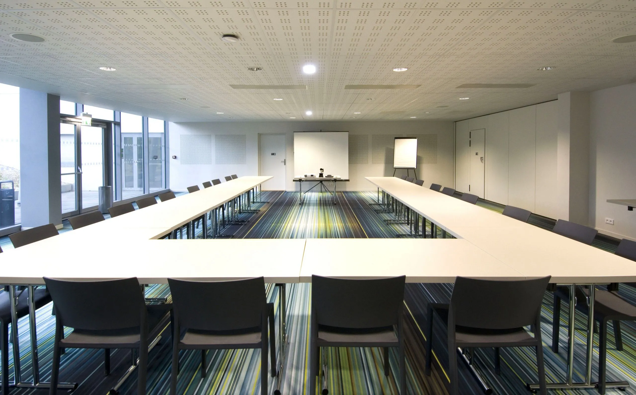Salle de conférence vide avec tables et chaises