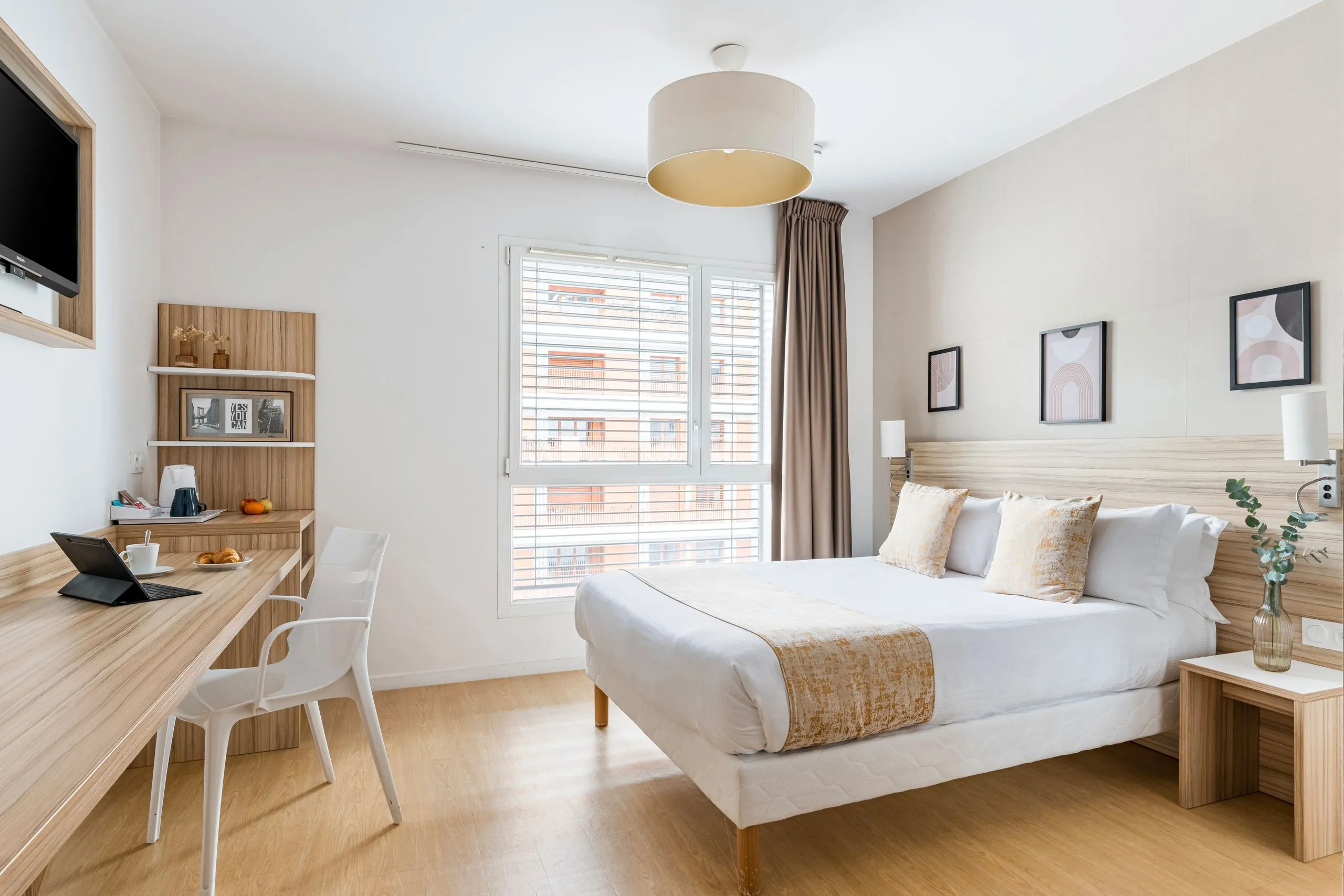 Chambre moderne avec bureau et lit double 