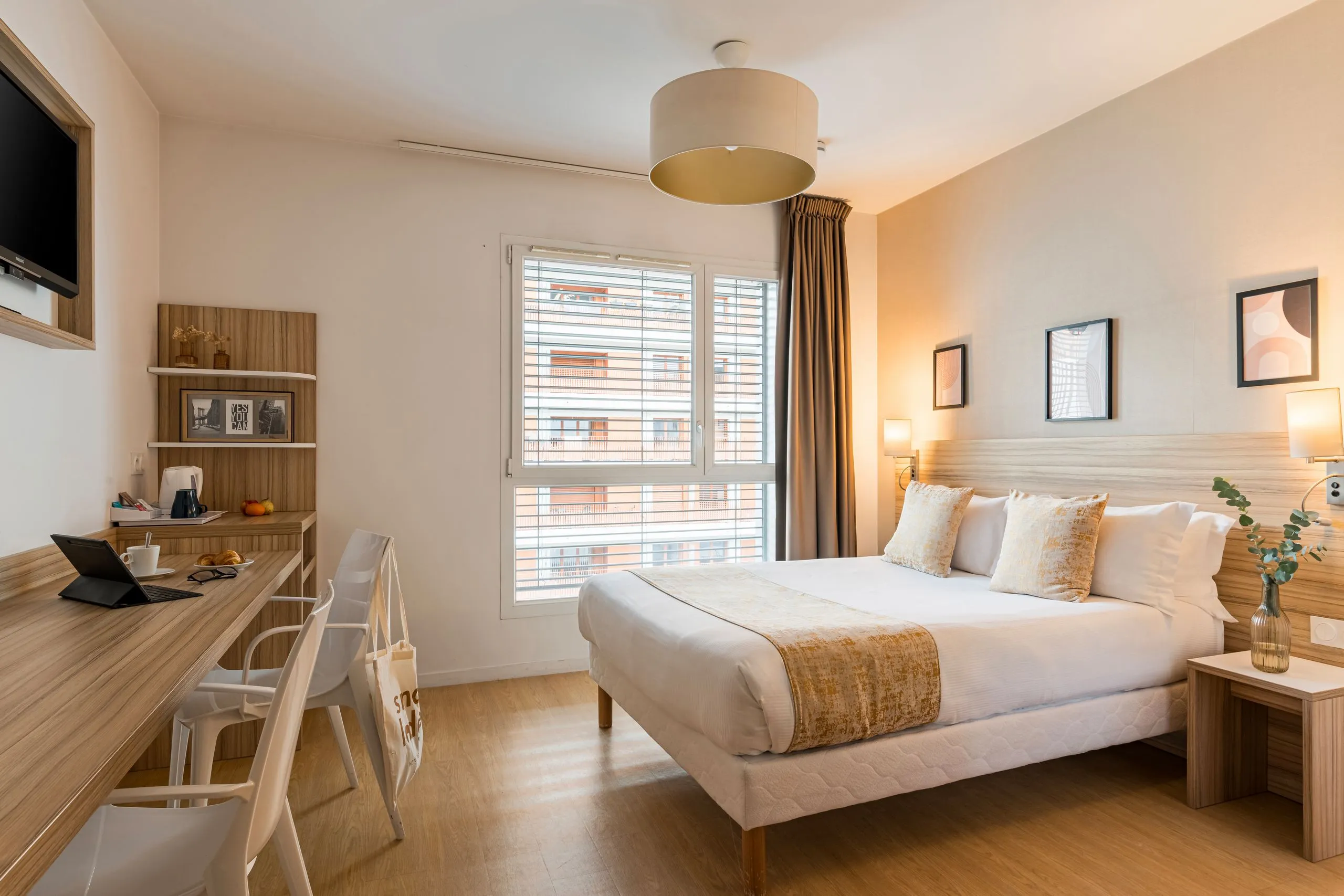 Chambre d'hôtel moderne avec lit double 