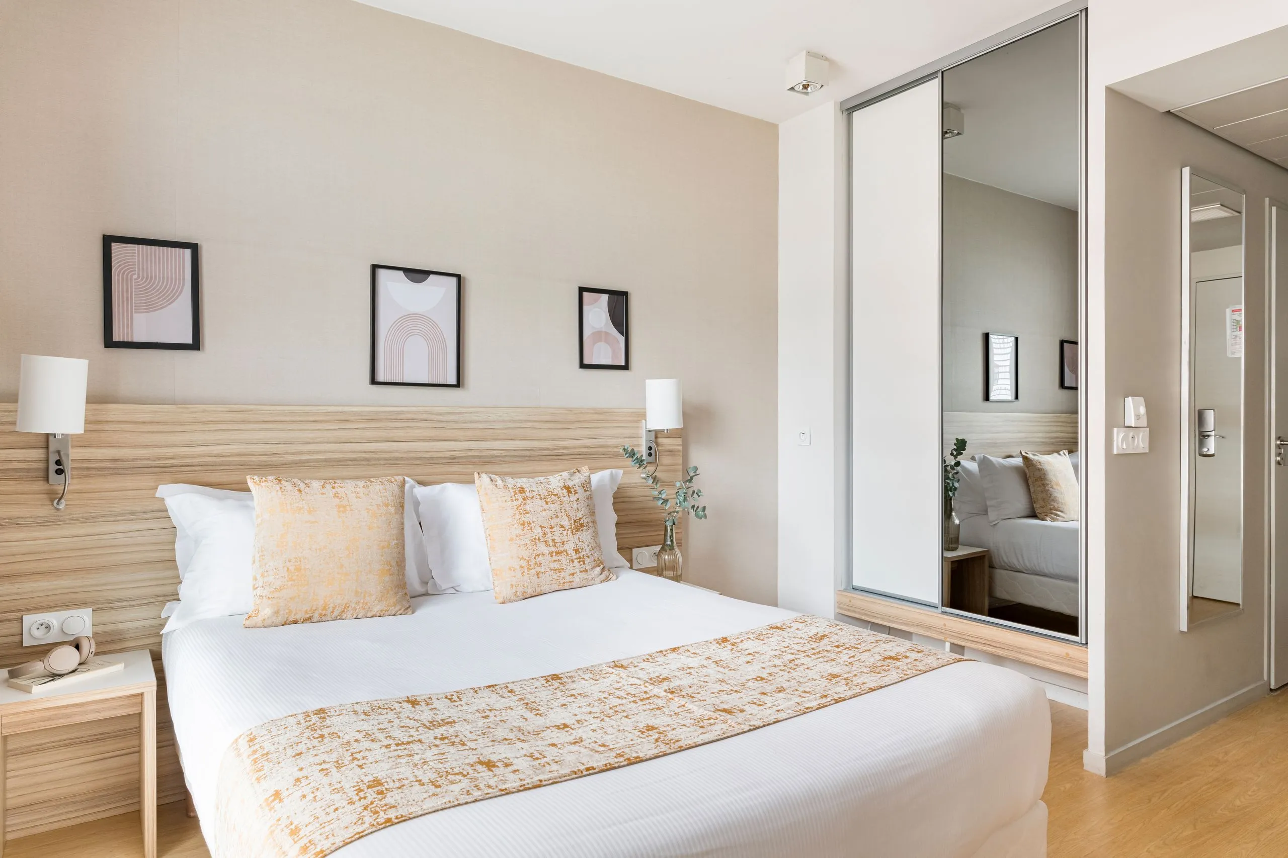 Chambre d'hôtel moderne avec lit double confortable 
