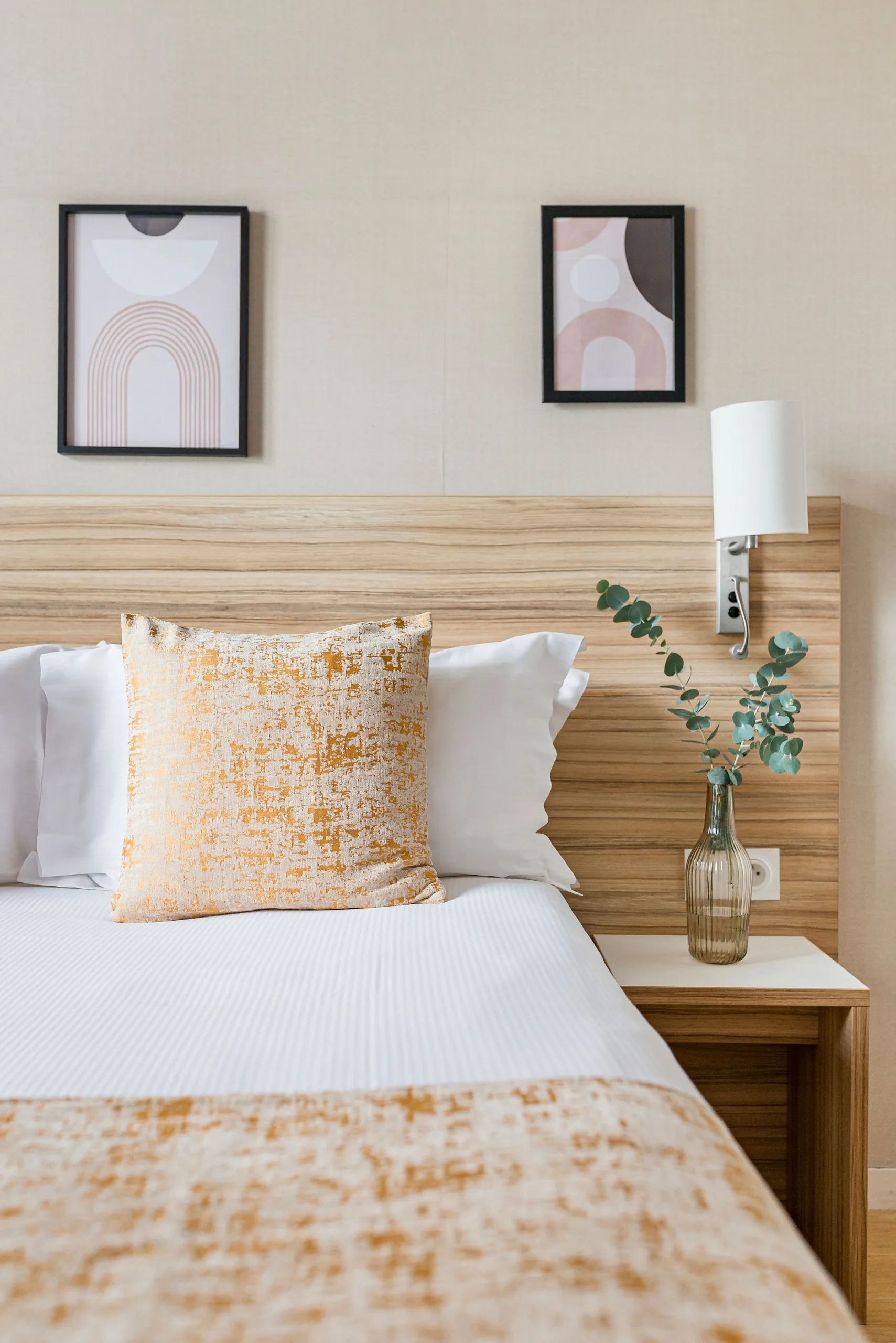 Chambre moderne avec lit et décoration minimaliste 
