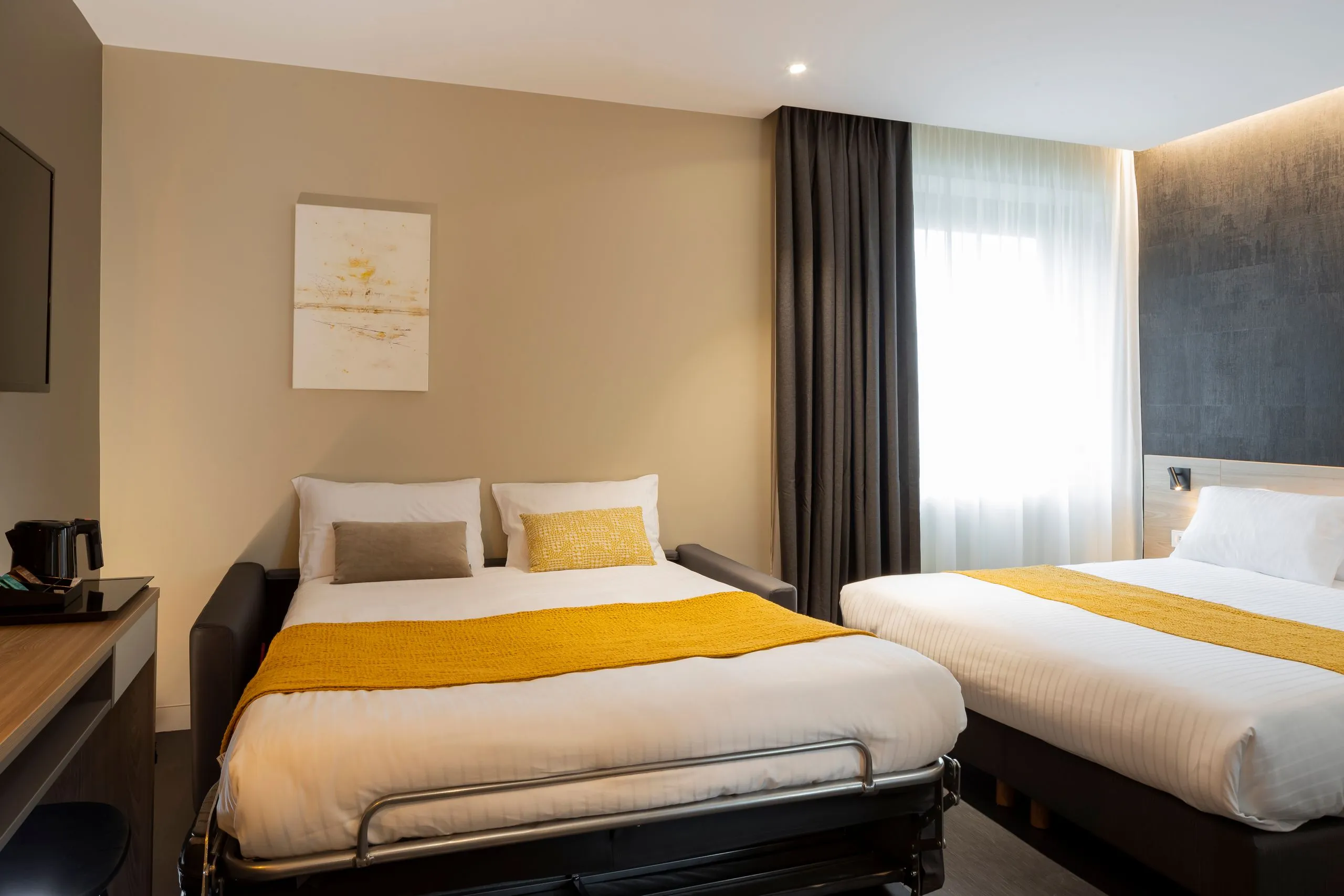 Chambre d'hôtel moderne avec deux lits 