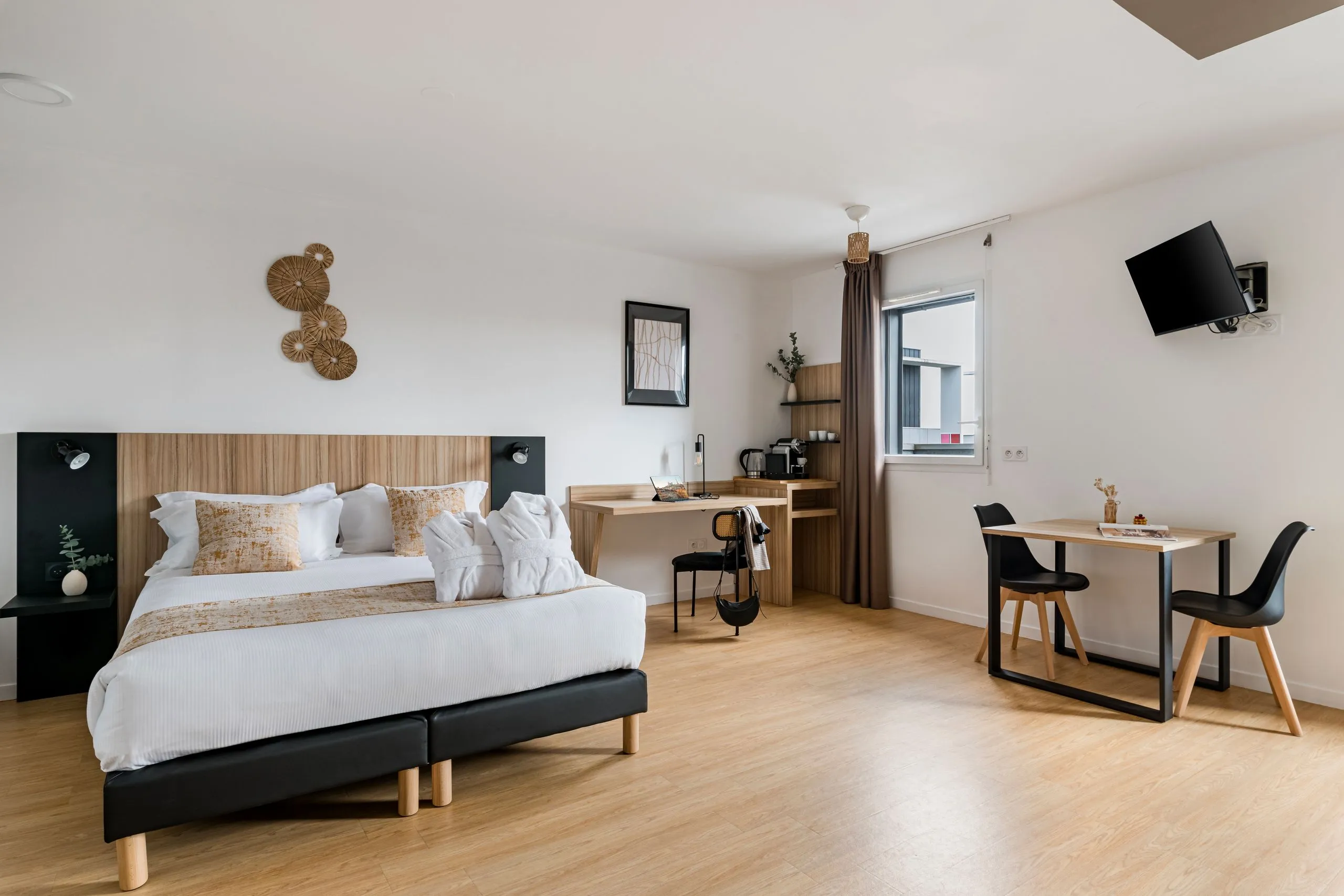 Chambre d'hôtel moderne et lumineuse 